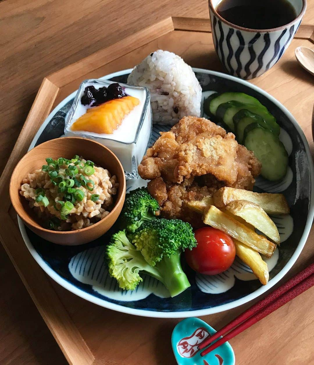 kokochiyoiさんのインスタグラム写真 - (kokochiyoiInstagram)「2019/11/26 火曜日の#お昼ごはん。 お弁当のあまりもの、 #唐揚げ、ベイクドポテト、 ひきわり#納豆、ミニ#おにぎり、 とろろ昆布のお味噌汁、 きゅうりの#ぬか漬けに、 #黒酢 炭酸水 とコーヒー。 ＊ ＊ ＊ 血糖値急上昇防止に 食前コーヒー😆☕️ ＊ ＊ ＊ 足の小指を 思いっきりぶつけて、 寒い雨の降る中、整形外科へ。 えっと… ヒビ入ってました…😂 全治1ヶ月…💦」11月26日 12時14分 - kokochiyoi