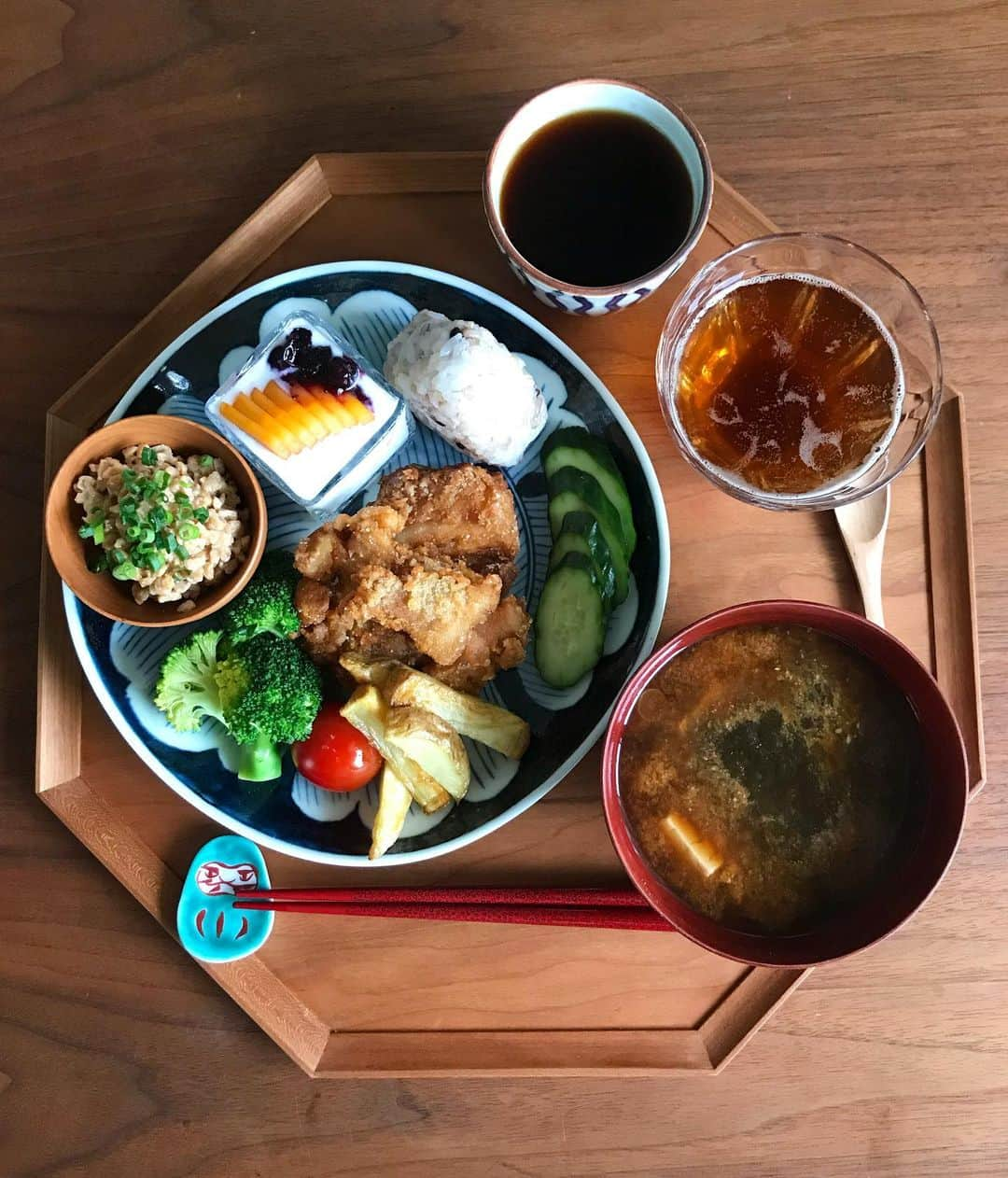 kokochiyoiさんのインスタグラム写真 - (kokochiyoiInstagram)「2019/11/26 火曜日の#お昼ごはん。 お弁当のあまりもの、 #唐揚げ、ベイクドポテト、 ひきわり#納豆、ミニ#おにぎり、 とろろ昆布のお味噌汁、 きゅうりの#ぬか漬けに、 #黒酢 炭酸水 とコーヒー。 ＊ ＊ ＊ 血糖値急上昇防止に 食前コーヒー😆☕️ ＊ ＊ ＊ 足の小指を 思いっきりぶつけて、 寒い雨の降る中、整形外科へ。 えっと… ヒビ入ってました…😂 全治1ヶ月…💦」11月26日 12時14分 - kokochiyoi