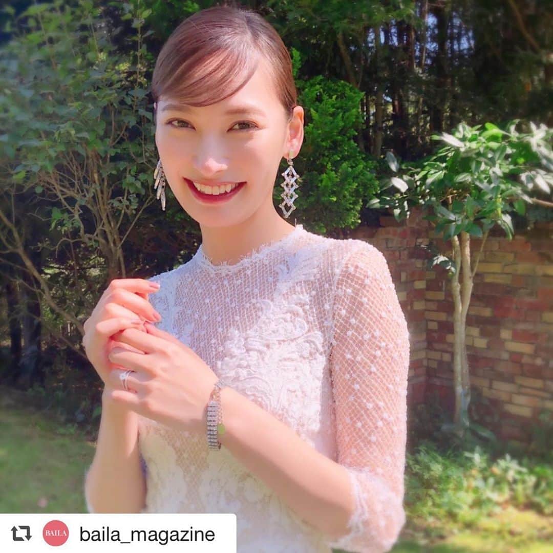 のインスタグラム：「現在発売中のBAILA12月号別冊付録「婚バイラ」で、大政絢様にMAGNOLIA WHITEのドレスをお召しいただきました。﻿ ﻿ dress.﻿ Costarellos(@costarellosbridal )﻿ BR1937﻿ ﻿ ご試着ご希望の方は、MAGNOLIA WHITE omotesandoまでお問い合わせくださいませ。﻿ ﻿ 〈MAGNOLIA WHITE omotesando〉﻿ open.平日11:00-19:00 （火曜定休）﻿ 土日祝10:00-19:00﻿ tel. 03-6434-1313 ﻿ mail. info@magnolia-white.com﻿ ﻿ --﻿ #repost @baila_magazine ﻿ BAILA12月号別冊付録「婚バイラ」から、表紙を飾ってくれた大政絢（@aya_omasa_official）ちゃんのオフショ✨表紙のカットは「大人のウェディング」をイメージしたとっても美しくエレガントな写真だったので、こちらはちょっと可愛げなものを♪撮影したのはこんなに快晴＆こんなに自然に囲まれた湖のほとりのスタジオだったのですよ😁﻿ 中面では、”30代花嫁が目指したい”ウェディングドレス選びの７つのキーワードを絢ちゃんの美しいカットとともに紹介中。是非チェックしてみてくださいね！﻿ #大政絢 #オフショット #ウェディング #ウェディングドレス #結婚 #ブライダル #婚バイラ #wedding #weddingdress #marriage #bridal #love #BAILA #baila_magazine﻿ ﻿」