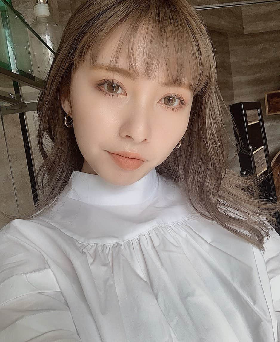 のインスタグラム：「. 撮影前にメンテナンスして 少しトーンを暗めに🙃🙃 . くすみベージュが好きで 抜けてもいい色味🥺💕 . blouseは新作🥰🥰🥰」