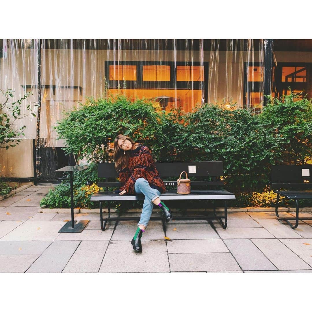のインスタグラム：「🌹 knit @sacaiofficial  denim @scotch_official  bag @louisvuitton  boots @trickers_shoes」