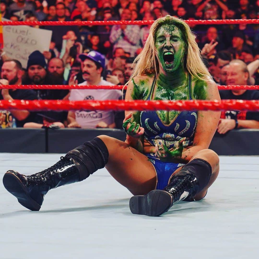 WWEさんのインスタグラム写真 - (WWEInstagram)「@wwe_asuka hits @charlottewwe with her mist AGAIN!! The #Queen is fuming!! #RAW」11月26日 12時27分 - wwe