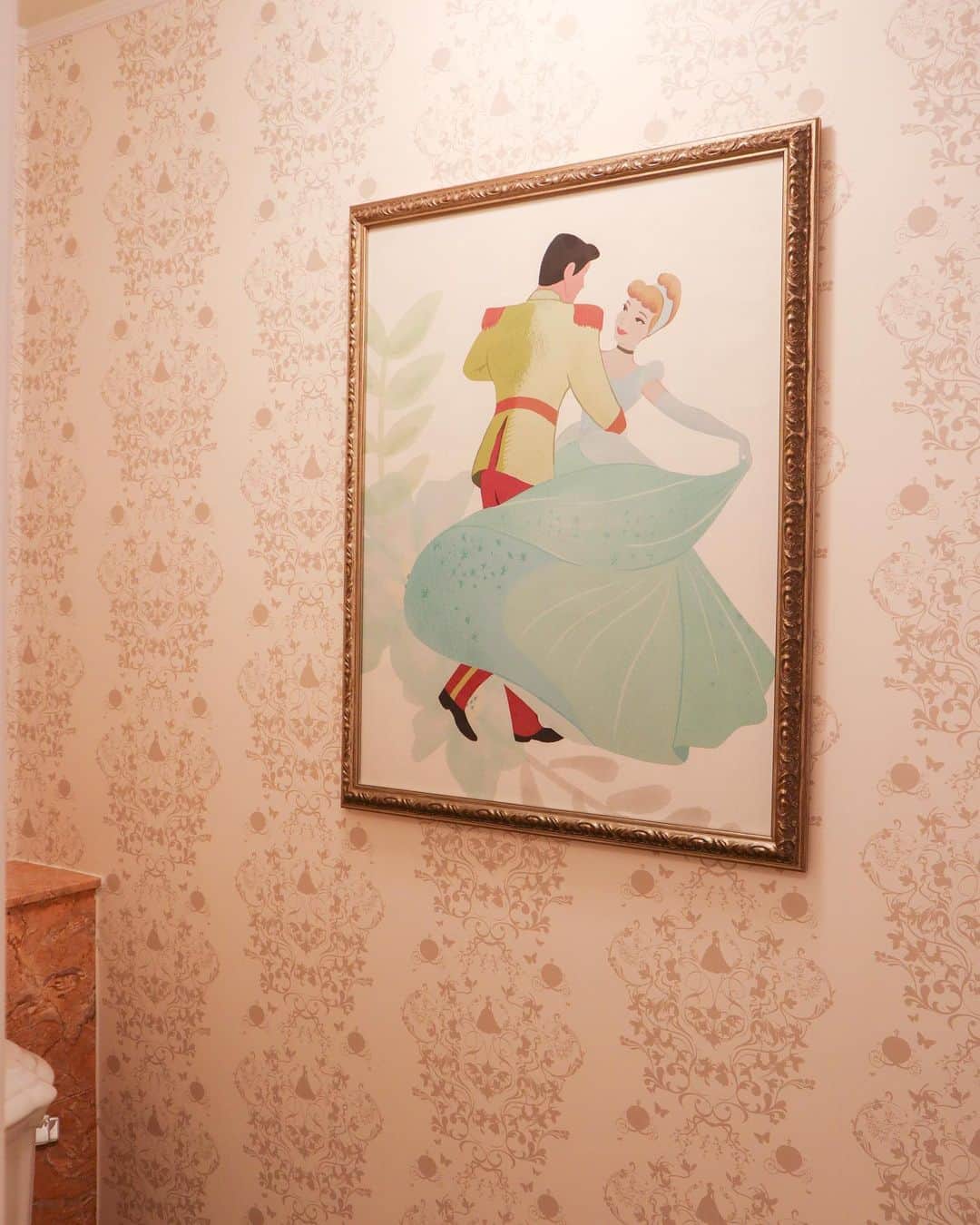 中島絢乃さんのインスタグラム写真 - (中島絢乃Instagram)「👠✨🏰﻿ ﻿ ﻿ #シンデレラスイート つづき！💫👸🏼💎﻿ ﻿ トイレもお風呂もベッドもバスローブも﻿ もうどこもかしこも可愛い…！！😭💕﻿ ﻿ ﻿ ﻿ お部屋の可愛さだけじゃなく、﻿ このお部屋だけのスイーツもあるみたいなので、﻿ 気になる方は調べてみてください😳💭🧁💕﻿ ﻿ 確か南瓜の馬車の形のスイーツだったかな？！🤔﻿ ﻿ ﻿ ﻿ ﻿ ﻿ こんなお部屋で眠れたら、﻿ 絶対いい夢見ちゃうよね😳💭💫💘﻿ ﻿ ❤︎❤︎❤︎❤︎❤︎❤︎❤︎❤︎❤︎❤︎❤︎❤︎❤︎❤︎❤︎﻿ #sponsored @hkdisneyland ﻿ #disneysisters_jp#中島絢乃的香港🇭🇰✈️」11月26日 12時26分 - nakajima_ayano