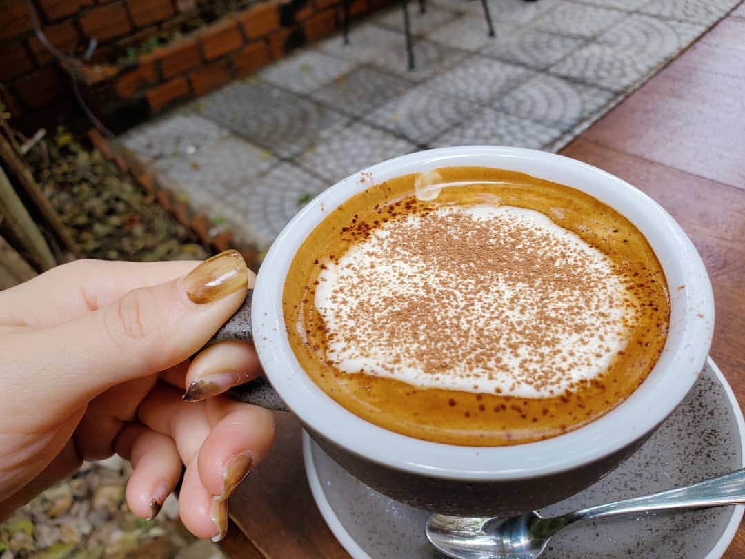 保坂玲奈さんのインスタグラム写真 - (保坂玲奈Instagram)「Ｄ  Ａ  Ｎ  Ａ  Ｎ  Ｇ ☕ . コーヒーだと思って飲むと 激甘でびっくりするエッグコーヒー🥚 . 私はスプーンで舐めてた☕😝 . ダナンに行ったら1度お試しあれ♡ . . . #danang #Vietnam #eggcoffee #danangcafe #Vietjet #ベトジェット #サンダナとダナン #ダナン向上委員会」11月26日 12時30分 - __renao_0707