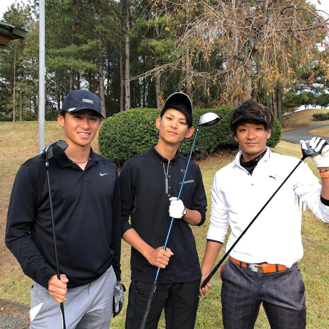 泉圭輔のインスタグラム：「昨日は選手会ゴルフでした⛳️ 人生初ゴルフ楽しかったです◎  #空き時間に揃った3人で撮りました #たそがれ板東 #格好だけは一丁前松田プロ #たけしょ欠席 #たけしょとか言ってみた」