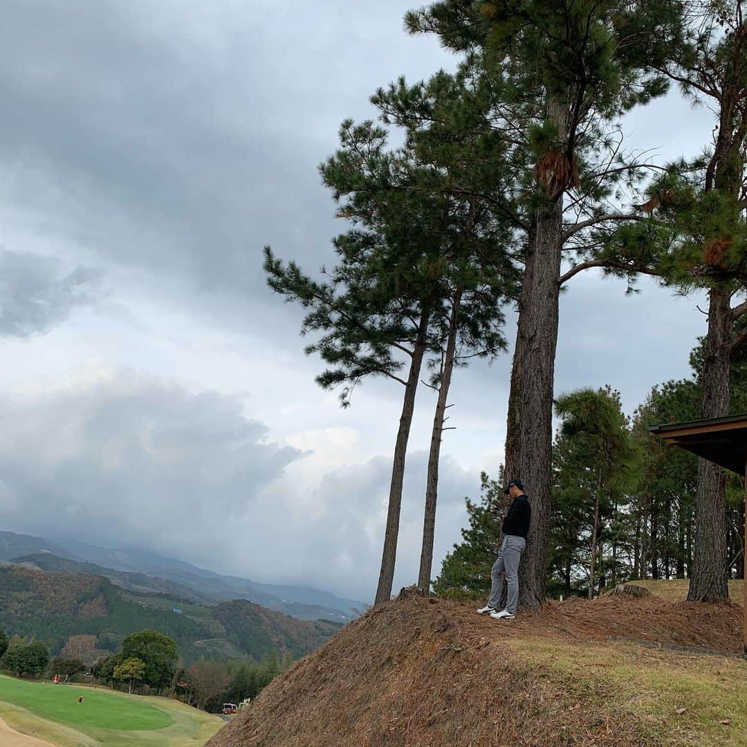 泉圭輔さんのインスタグラム写真 - (泉圭輔Instagram)「昨日は選手会ゴルフでした⛳️ 人生初ゴルフ楽しかったです◎  #空き時間に揃った3人で撮りました #たそがれ板東 #格好だけは一丁前松田プロ #たけしょ欠席 #たけしょとか言ってみた」11月26日 12時39分 - zumi_63