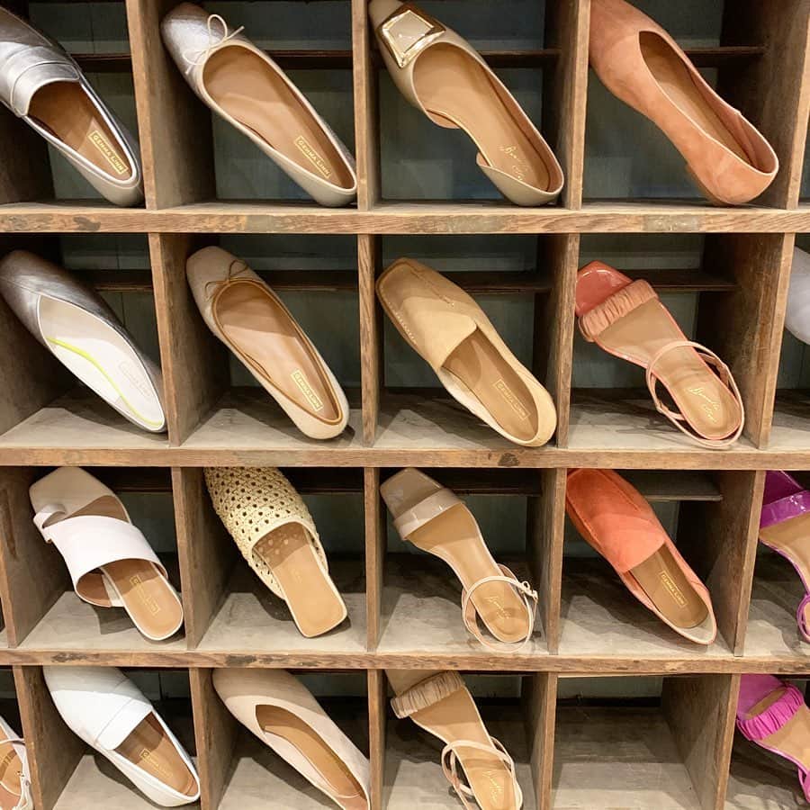 奥山夏織さんのインスタグラム写真 - (奥山夏織Instagram)「先日初めて#daniellaandgemma (@daniella_and_gemma)の展示会にお誘い頂き行ってきました💓 ・ ありちゃん(@aaairixoxo)がしきりに『#ダニジェマ の靴って本当に履きやすいんだよ‼️私色違いで何個も持ってる♪』って言うもんだから。。。。 ✨4足✨つけてしまいました💓笑 ・ でも本当に可愛くて、しかも履きやすい！この1枚目の靴なんて可愛すぎて履いた瞬間にすぐオーダー❣️ ・ スニーカーも最近履くことが増えたので一足つけました☺️✨早く届かないかなぁ〜♪楽しみすぎて仕方がないです💓 ・・・ #daniellaandgemma #ダニエラアンドジェマ #shoes #シューズブランド #履きやすい #大人シューズ #綺麗な足見せ効果 #ダニジェマ」11月26日 12時40分 - okuyama_kaori