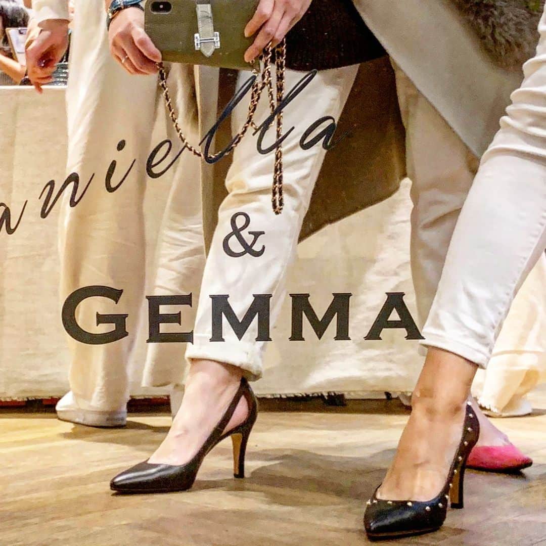 奥山夏織さんのインスタグラム写真 - (奥山夏織Instagram)「先日初めて#daniellaandgemma (@daniella_and_gemma)の展示会にお誘い頂き行ってきました💓 ・ ありちゃん(@aaairixoxo)がしきりに『#ダニジェマ の靴って本当に履きやすいんだよ‼️私色違いで何個も持ってる♪』って言うもんだから。。。。 ✨4足✨つけてしまいました💓笑 ・ でも本当に可愛くて、しかも履きやすい！この1枚目の靴なんて可愛すぎて履いた瞬間にすぐオーダー❣️ ・ スニーカーも最近履くことが増えたので一足つけました☺️✨早く届かないかなぁ〜♪楽しみすぎて仕方がないです💓 ・・・ #daniellaandgemma #ダニエラアンドジェマ #shoes #シューズブランド #履きやすい #大人シューズ #綺麗な足見せ効果 #ダニジェマ」11月26日 12時40分 - okuyama_kaori