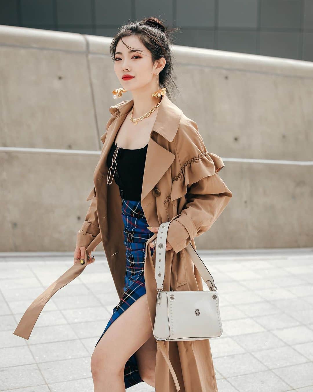 가로수길 , Seoulのインスタグラム：「SFW Street Fashion Style Thx @heetico_co 🔥 요런 스타일 좋다아 러플달린 트렌치 . . #写真 #outfitideas #styleoftheday #ファッション #フォトグラファー #instafashion #파리 #東京 #서울패션위크 #sfw #오오티디 #nyc #koreafashion #패션그램 #womenswear #nyfw #데일리그램 #outfit #ootd #street #streetfashion #streetphoto #가로수길 #이태원 #사진 #스트릿패션 #모델 #wiwt #nyfw #pfw」