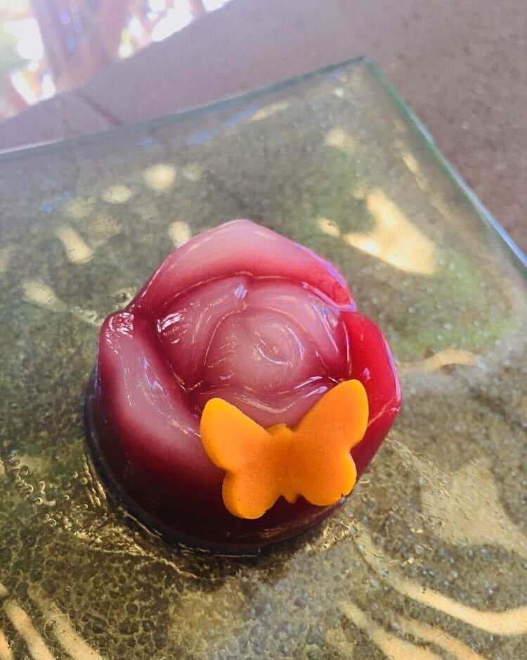 のインスタグラム：「Our lives are like a rose with butterfly. That's why this sweets named "the life in rose" You can enjoy strawberry' raspberry and mango taste. Do you wanna try?  #toiro_wagashi #sweets #japanese #batubelig #canggubali」