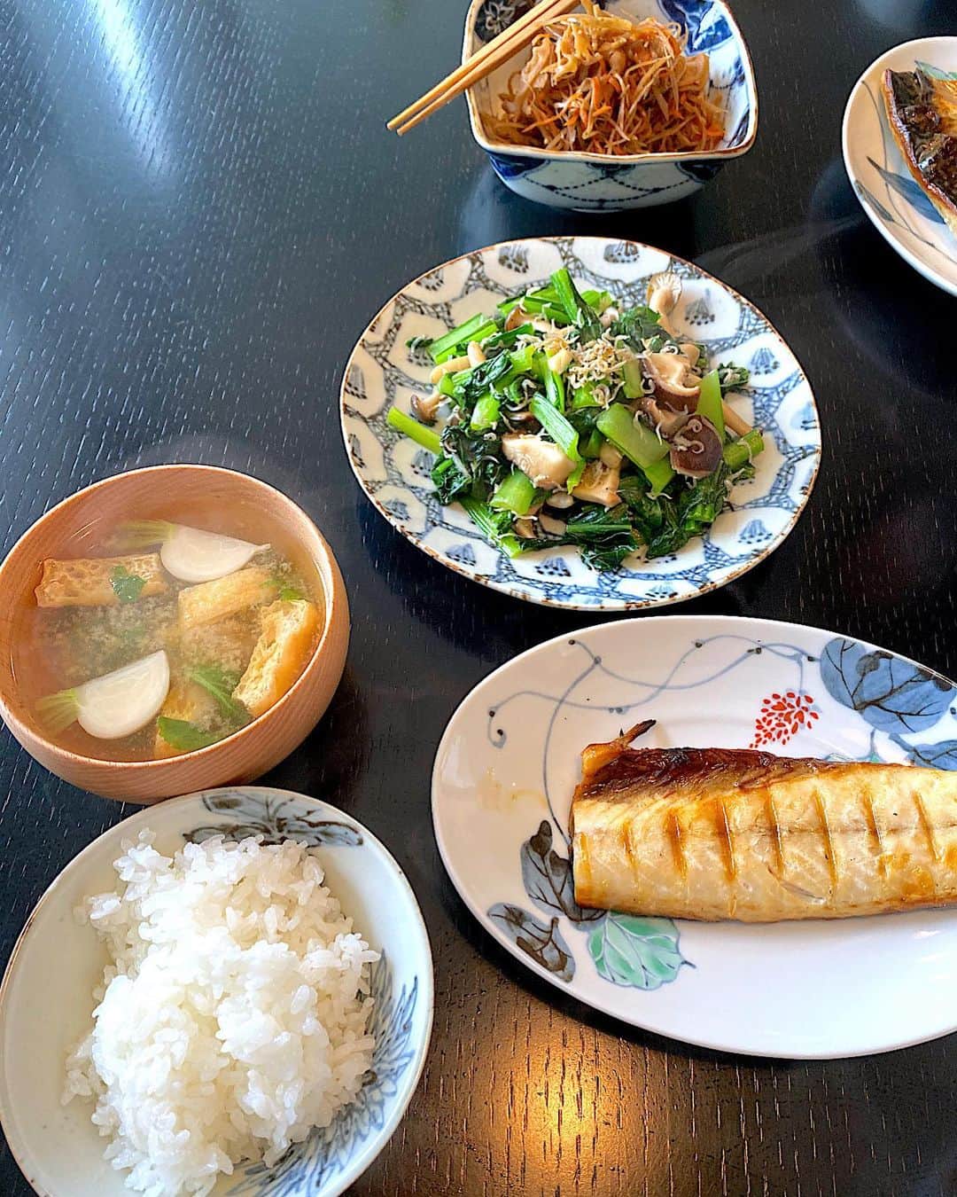 二ノ宮知子さんのインスタグラム写真 - (二ノ宮知子Instagram)「サバの塩焼き定食ー。 カブの味噌汁、小松菜のじゃことニンニクきのこ炒め。昨日仕込んだきんぴら。旬の味、美味い😋😋 #ニノプロ昼ごはん」11月26日 12時45分 - tomokoninomiyaa