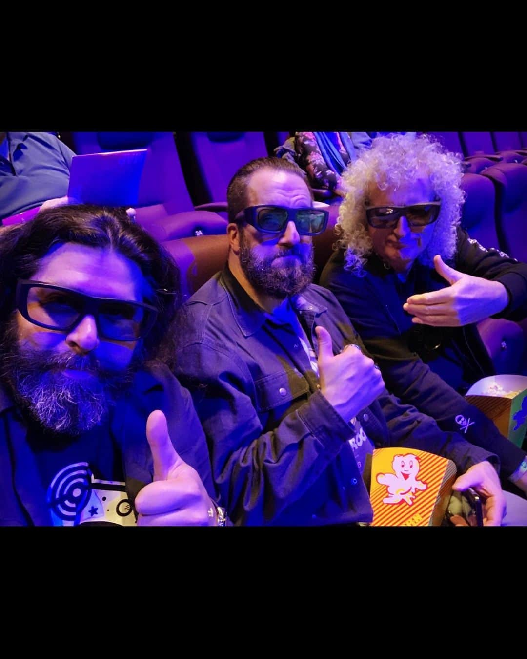 ブライアン・メイさんのインスタグラム写真 - (ブライアン・メイInstagram)「Boys’ day out !! Me and my astro buddies played truant today - at the London Science Museum. Brilliant ! A 3-D movie shot in the International Space Station - a tour of the Apollo artefacts collection, and a virtual audience with Sir Isaac Newton ! Yes - here I am with the inventor of the colours of the rainbow. The current Astronomer Royal (Sir Martin Rees) insists in most of his lectures that I resemble the great man.  Don’t see it myself ! 😌 My mates are Prof Matt Taylor - heavy metal influenced boss of the ESA Rosetta mission to rendezvous with that spectacular binary comet - and Alex Milas - founder of Space Rocks and Sci Fi expert.  We also did Tapas and beers. A great day off !!! 💥💥💥💥And - yes - I have been Taylored - as you can see ! Well, it wouldn’t be the first time ! 😎 Bri —- photo: Phil Webb」11月26日 12時45分 - brianmayforreal