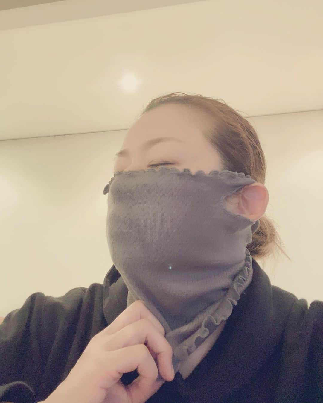 高橋ミカさんのインスタグラム写真 - (高橋ミカInstagram)「こちらの、グレーのシルクマスク、、、ただ今、欠品中でして、、、、 今日なんて、寒いから、これが欲しいーーと、思っていらっしゃったかもなのですが、、、、予約販売中のため、入荷次第、発送になります！！なるべく早くお届け出来る様に、スタッフ一同、急いでおりますので、もう少し、お待ち下さい！！」11月26日 12時45分 - mikatakahashi1971