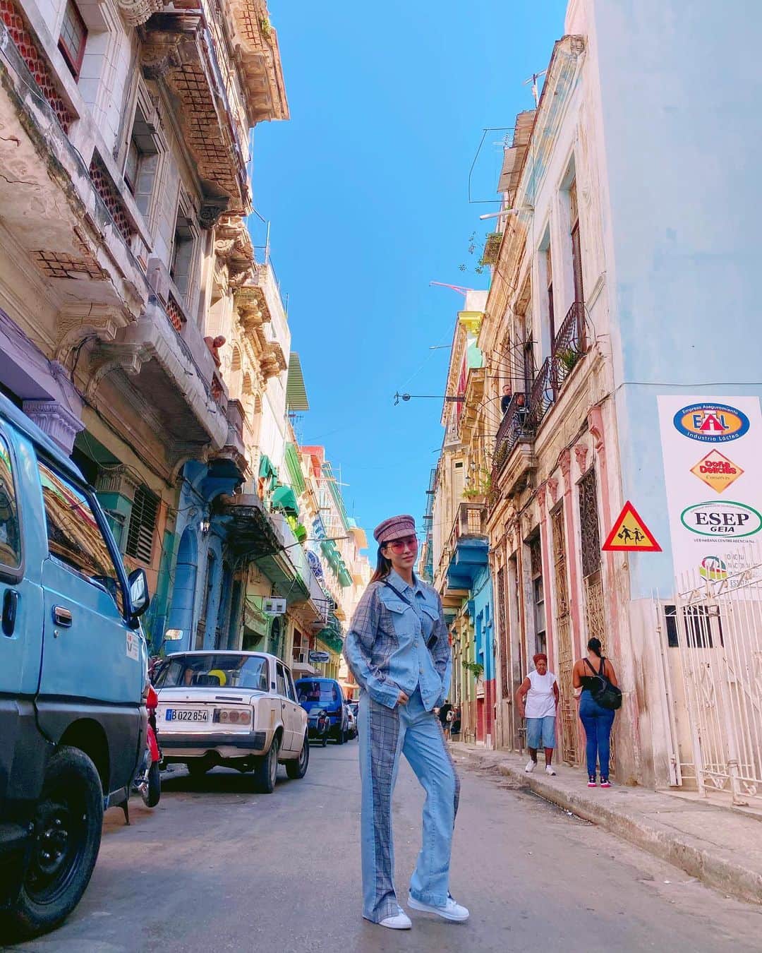 ハンナ・クインリヴァンさんのインスタグラム写真 - (ハンナ・クインリヴァンInstagram)「Exploring Havana with @jendesstudio ❤️🧡💛💙💜」11月26日 12時53分 - hannah_quinlivan