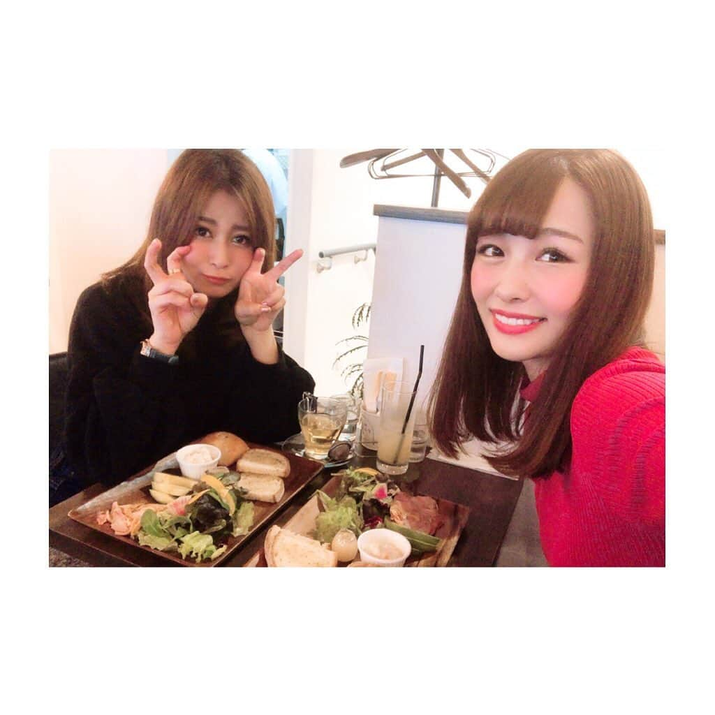 相田瑠菜さんのインスタグラム写真 - (相田瑠菜Instagram)「私が休みになった途端﻿ 皆は忙しいのに会ってくれる﻿ かわい子ちゃん達の予定で﻿ ぎっしりにしたい❣️✨わがままw ﻿ かれんが会ってくれたよ🍽💕﻿ 相変わらずハッピー人間でした!!﻿ ﻿ 皆はお休みの日何する？？？﻿ 私は買い物でもしようかな💭💕 今は楽しい時間だけで埋めつくしたい｡ ﻿ #lunch #salad #cake #shinjuku ﻿ ﻿#買い物 #新宿 #ランチ #女子会  #japanesegirl #japanesefood  #followｍe #followforfollowback  #liked #likeforlikes #likeforfollow  #happytime #smile #goodmorning」11月26日 12時53分 - _aina_official