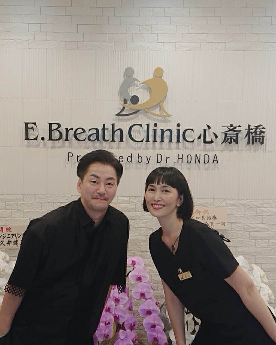 福川雅顕さんのインスタグラム写真 - (福川雅顕Instagram)「. E.Breath Clinic 心斎橋で 長上先生に口内エステをしていただきました もう、極上に気持ちよくてきっと白目向いてたw マッサージによって  #口角が上がる  #ほうれい線 が薄くなる #歯磨き がやりやすくなる #口まわりの筋肉の緩和 などあるみたいです 外からでは味わえない口の中特有の筋肉がほぐれて本当に気持ちよかった . #本田俊一 院長から 携帯できる #水素生成器 をいただきました 携帯用なのに38000ppmも高濃度を吸入できる 軽いので出張にも手軽に持ち運べて、新幹線で吸入後、爆睡してましたw . 因みにオイルの歯磨き粉は夜寝る前に使ってるんだけど。これでたまにマッサージしてた。 . #日省エンジニアリング  #マイシントウスイ #イーブレスクリニック」11月26日 12時55分 - masaakifukugawa