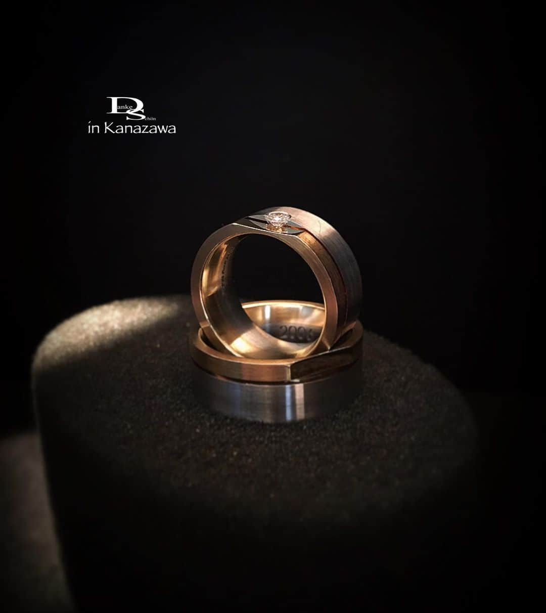 Danke schön ダンケ 金沢 結婚指輪 鍛造さんのインスタグラム写真 - (Danke schön ダンケ 金沢 結婚指輪 鍛造Instagram)「・ ・ ・ シンプルな中にも 個性が光る✨ ・ ・ そして ・ ・ Diaは際どくセッティング すればするほど魅了され ・ ・ この留め方 爪は一切御座いません🙇🏻‍♂️ ・ ・ この留め方だから デザインとしても成り立つ ・ ・ 鍛造削り出しの 🇩🇪クリスチャンバウアーの賜物 ・ ・ このモデルを男性が 身につけていると粋な感じ🥰 ・ ・ 男性の方には特にキチンとした物を 一つちゃんと身につけて 40代・50代…と迎えて欲しいです🙇🏻‍♂️ ・ ・ 世の女性達は🤭 見ていないようで見てますよ😆 ・ ・ 鍛造削り出し 🇩🇪クリスチャンバウアー 専門店 『  Danke schön 』 ・ ・ ・ ——Danke————————————— ▪︎トップページ 🔜 @danke2005 ———————————schön———— ・ ・ ・ #クリスチャンバウアー #ドイツ製 #金沢 #christianbauer_kanazawa #クリスチャンバウアー金沢 #金沢結婚指輪 #結婚指輪 #婚約指輪 #指輪 #北陸花嫁  #結婚指輪選び  #鍛造 #ダイヤモンドリング　#コンビネーションリング #結婚指輪探し #ポルシェ #メルセデスベンツ #金沢クリスチャンバウアー  #大人セレクト #接合 #結婚記念日 #切削 #ポリッシュ #結婚指輪金沢  #結婚指輪探し  #2019クリスマス #福井結婚指輪 #富山結婚指輪 #メンズリング #イエローゴールド ------------------------------------------- 鍛造削り出し 🇩🇪クリスチャンバウアー 専門店 『  Danke schön 』 ・ • 営業時間 am11:00〜pm9:00 • 定休日 : 木曜日 • 駐車場 : 店舗前OK • ご予約 : 優先 ・ ・ ——Danke————————————— ▪︎トップページ 🔜 @danke2005 ———————————schön————」11月26日 13時08分 - danke2005
