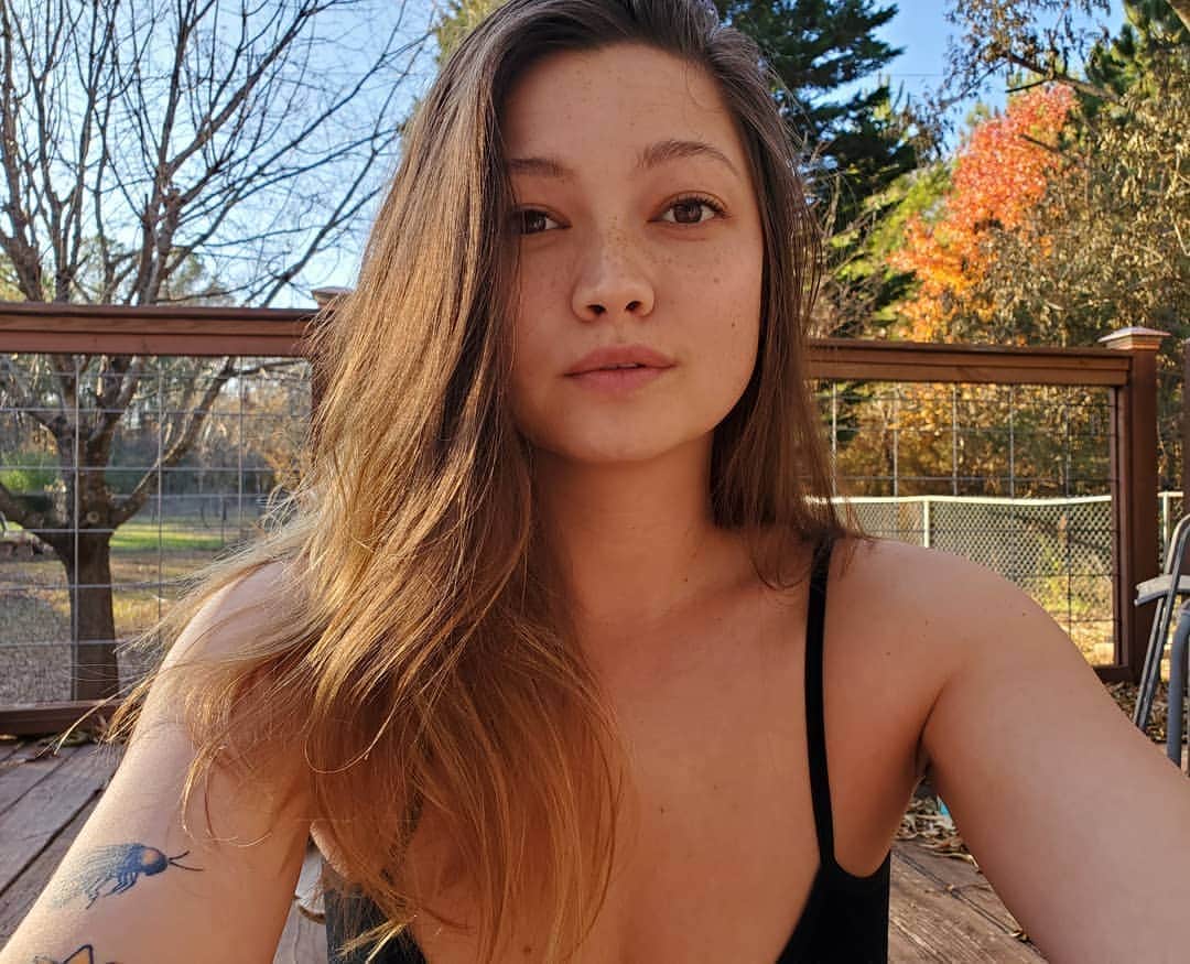 Chelsie Arynのインスタグラム：「🌻🐝☀️🍂」