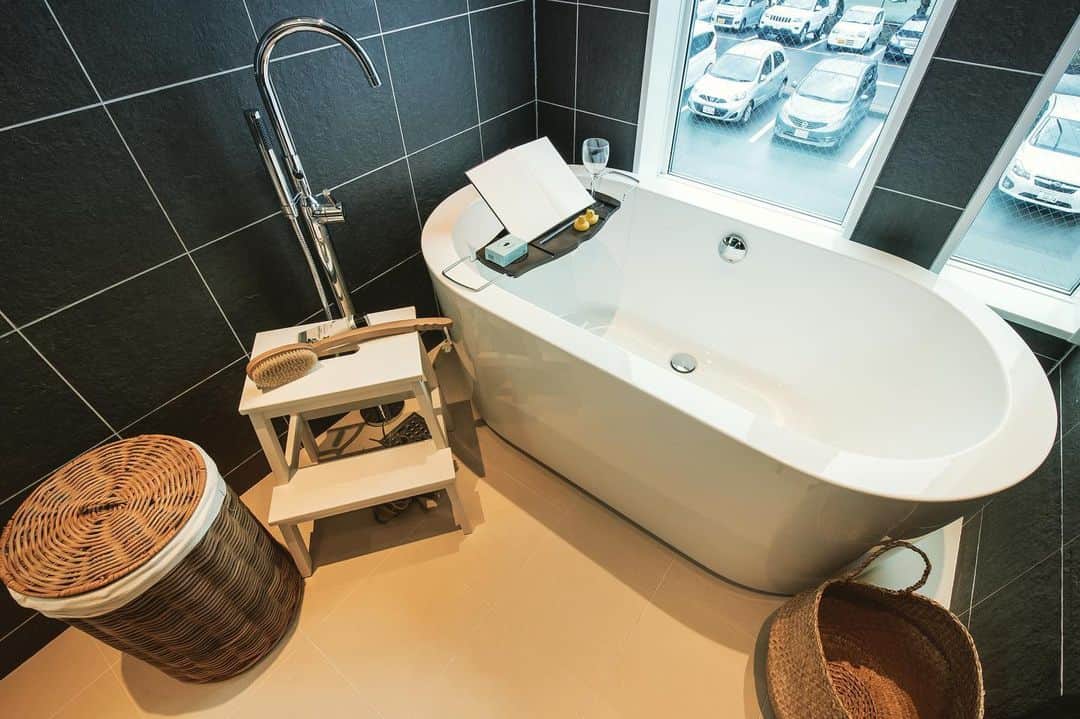 レスコハウス株式会社さんのインスタグラム写真 - (レスコハウス株式会社Instagram)「良い風呂の日！ ・ 今日11月26日は、「良い風呂の日」です。 ・ 段々寒くなってくると、お風呂に入ってしっかり暖まることが非常に重要になります。 ・ 健康に良いだけでなく、楽しむスペースとしてもお風呂は重要なスペースとなります。 好きな本を読みながら、ゆっくりくつろいだり、お酒を持ち込んで贅沢タイムをすごしたり。 ・ お風呂場をもっとステキに、もっと快適に。そんな思いから生まれたのが、ヒノキヤグループのラグジュアリーバスです。 ・ 一般的なユニットバスとは違った、オリジナリティーのある空間を、是非楽しんでみてはいかがでしょう。 ・ こちらはヒノキヤレスコの展示場でご覧いただけます。この機会に是非ご来場ください！  #レスコハウス #ヒノキヤレスコ #コンクリート住宅 #災害 #災害に強い #いい風呂の日 #お風呂 #浴室 #贅沢 #読書 #ワイン #半身浴 #シャワーブース #ゆっくり #まったり」11月26日 13時10分 - rescohouse