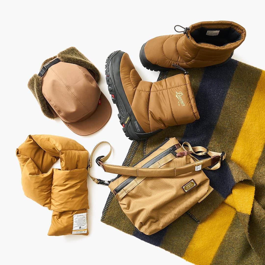 UNBY GENERAL GOODS STOREのインスタグラム：「CORDURA DOBBY 305D ミニショルダー 本体素材にはタテ・ヨコに305dの特殊ポリエステル糸を使用したCORDURA® 305d fabricを使用。 ベルトも素材は変えず細めになっているので肩へのストレスも少ないです。内装にはかなりの数のポケットを配置しています。 AS2OVの定番シリーズCORDURA DOBBYシリーズのサンドカーキのようなカーキカラーはキャンプシーンによく似合います。#clefhats 別注ボアキャップ、ダウンマフラーなどにも相性よしです。  #unby #AS2OV #dannerboots #ダナー #unbygeneralgoodsstore #lifestyle #ショルダーバッグ #サコッシュ #bagdesign #camplife #outdoor #outdoors #outdoorgear #menstyle #menfashion #アンバイ #アッソブ #outfitinspiration #streetstyle #accessories #everydaycarry　 #cordura #cordurabrand @cordurabrand @cordurabrandjp」