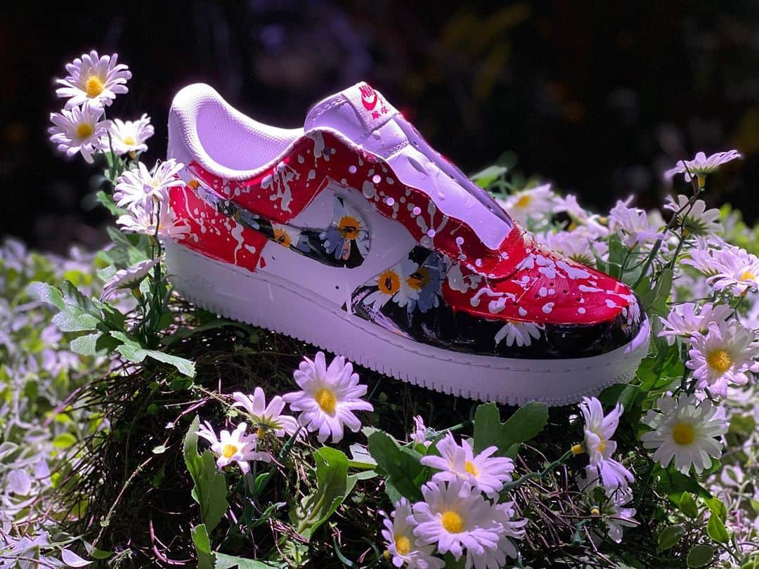 呉建豪のインスタグラム：「What do you guys think of my rendition? #ArtsandCrafts 🧑🏻‍🎨 #onlypaintedoneshoe #notevenmysize🙃」