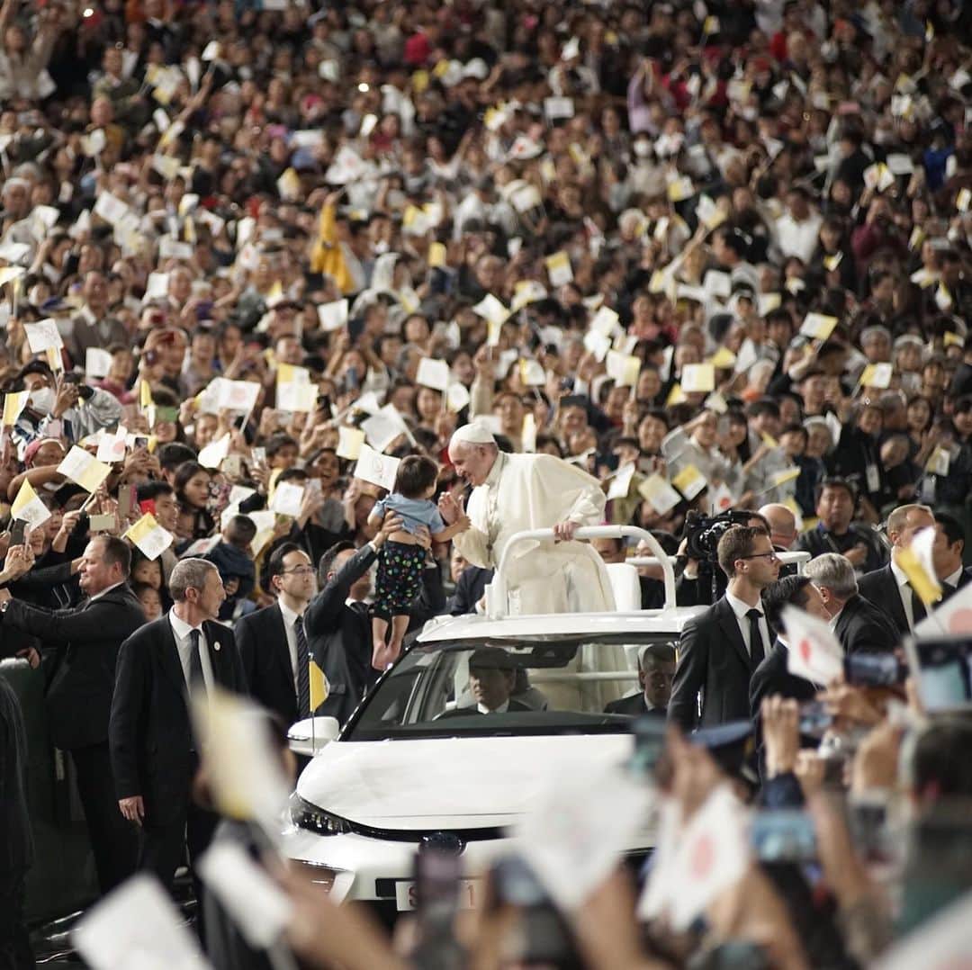 The Japan Timesさんのインスタグラム写真 - (The Japan TimesInstagram)「Pope Francis held a Mass at Tokyo Dome, a 55,000-seat stadium, on Monday, a day after calling for the elimination of nuclear weapons in Nagasaki and Hiroshima. The baseball stadium, with its arena also covered with additional chairs, was packed full with Catholic adherents. As part of the first papal visit to Japan in 38 years, the pope also met with survivors of the 2011 earthquake and tsunami disaster, which triggered meltdowns at the Fukushima No. 1 nuclear power plant, and expressed his concern over nuclear energy and atomic weapons. "With deep conviction I wish once more to declare that the use of atomic energy for purposes of war is today, more than ever, a crime not only against the dignity of human beings, but against any possible future for our common home," the pope said during a speech in Hiroshima. 📸: Ryusei Takahashi (@ryuseitakahashi217) . . . . . . #Japan #Tokyo #Nagasaki #Hiroshima #Fukushima #popefrancis #pope #history #日本 #東京 #長崎 #広島 #福島 #法王 #教皇 #🕊️」11月26日 13時14分 - thejapantimes