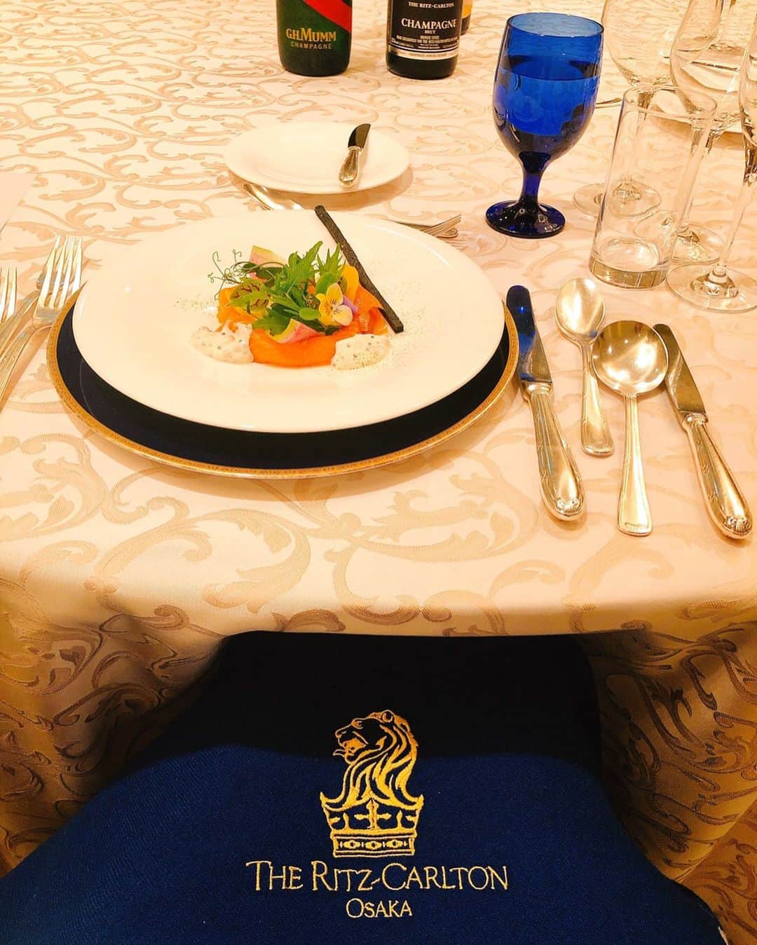 のインスタグラム：「1.先日の1回目の試食会。 12/19@ritzcarlton.osaka にて開催する @izapinkchristmas2019  環境にも私たちの身体にも優しく配慮した食材を出来る限り使って美味しいディナーをお願いします！とリクエストしました。 2.今回ディナーを作って下さる片山シェフ。料理の最後の決め手は作り手の愛情ですね。気持ちを込めて取り組んで下さり感謝です。 3.リッツはすっかりクリスマス🎄 4. #izapinkchristmas2019 参加お申し込み受付中です。 お気軽にI Z A☎️06-6533-7877までお問い合わせ下さいね。 #ザリッツカールトン大阪 #イザピンククリスマス2019 @iza_official #izastagram」