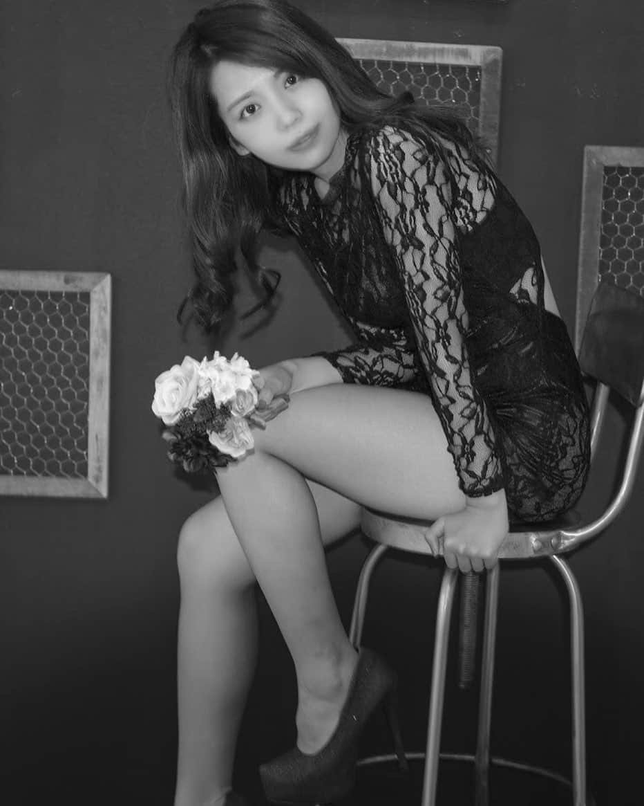 佐々木萌香さんのインスタグラム写真 - (佐々木萌香Instagram)「普段しないポーズと表情に 大人っぽさが足されました🥀🌖」11月26日 13時15分 - moeka_sasaki