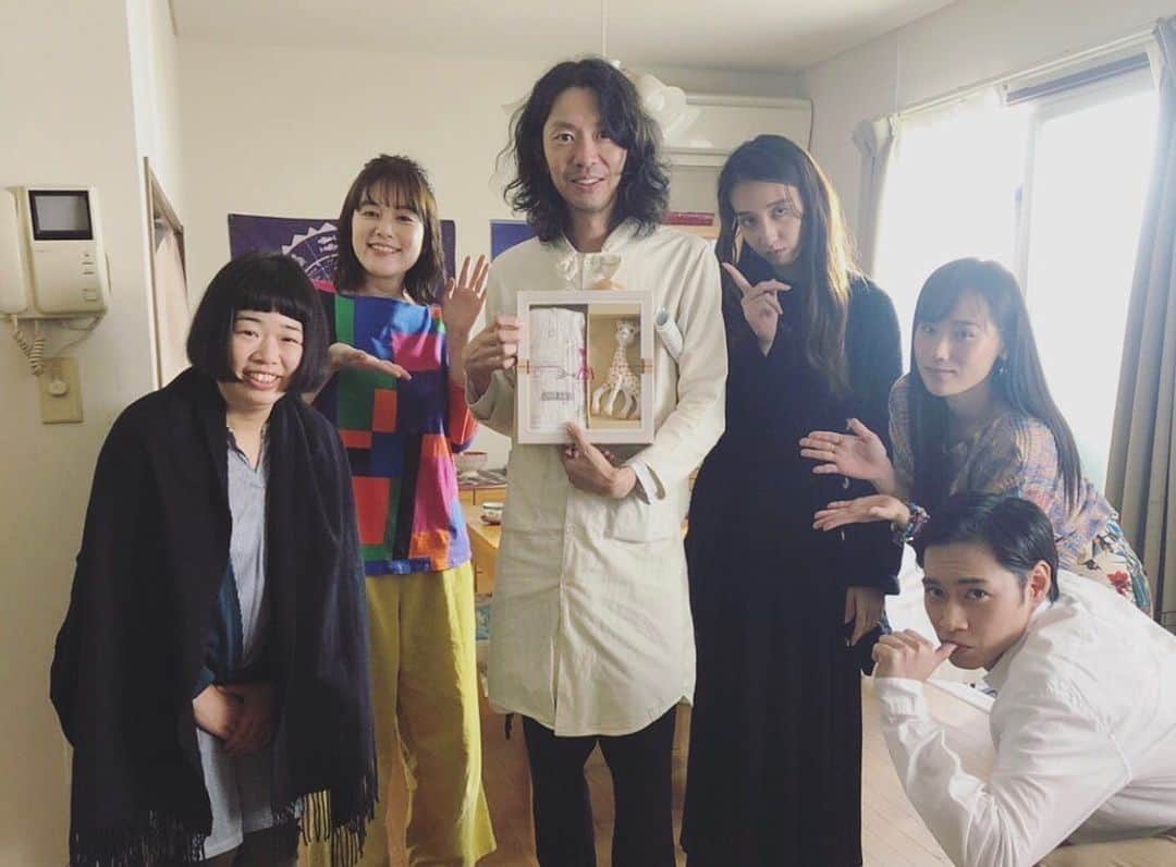 秋山ゆずきのインスタグラム：「. . #知らない人んち 終わっちゃったよー！ NOTEで沢山アイディア下さった皆様 本当にありがとうございました✨  月曜日にドラマ放送して アイディア募集して 水曜日締め切りで 木曜に台本来て 金曜に撮影して 月曜にOA  全員でひーひー言いながら 頑張りました。  楽しかったなー！  大好きな人がたくさん増えた 大切な作品になりました✨  またみんなに逢えますように！  #知らない人んち #テレビ東京 #テレ東ドラマ #NOTE」