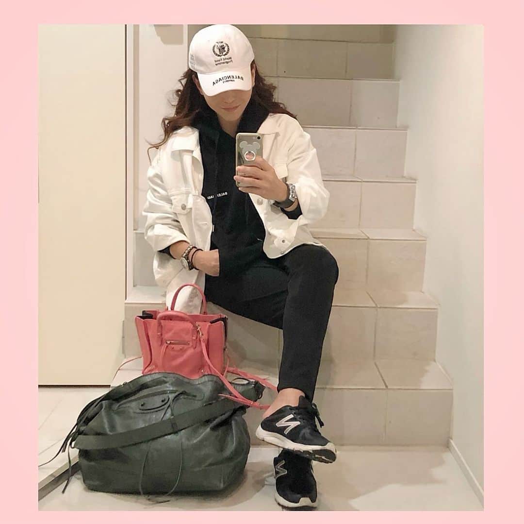 のインスタグラム：「エステと💆‍♀️ トレーニングの日々🏃‍♀️ . 背中がデカくて 後ろ姿がおじさん👨🏻 ． 服が似合わないんだよね😑😑😑最近 ． もうジャージしかいらないかも🤔🤔🤔 ． #training #antiaging #diet #balenciaga」