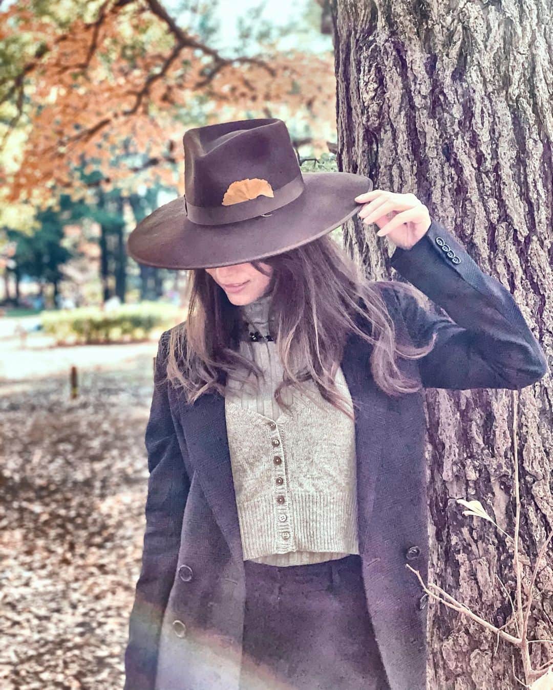 のインスタグラム：「decorated the hat with fallen leaves😊🍁 . . #sunshine #instagramjapan #ファインダー越しの私の世界 #ファインダー越しの世界  #lackofcolor #紅葉狩り #ig_japan #photo_japan #photo_jpn  #igersjp #光 #moodygrams #太陽 #写真部 #写真 #代々木公園 #日常 #美しい #紅葉 #インスタグラマー #beautifulmatters #インスタ映え #自然 #公園 #公園遊び #yoyogipark #ハット #落ち葉 #秋 #autumn」