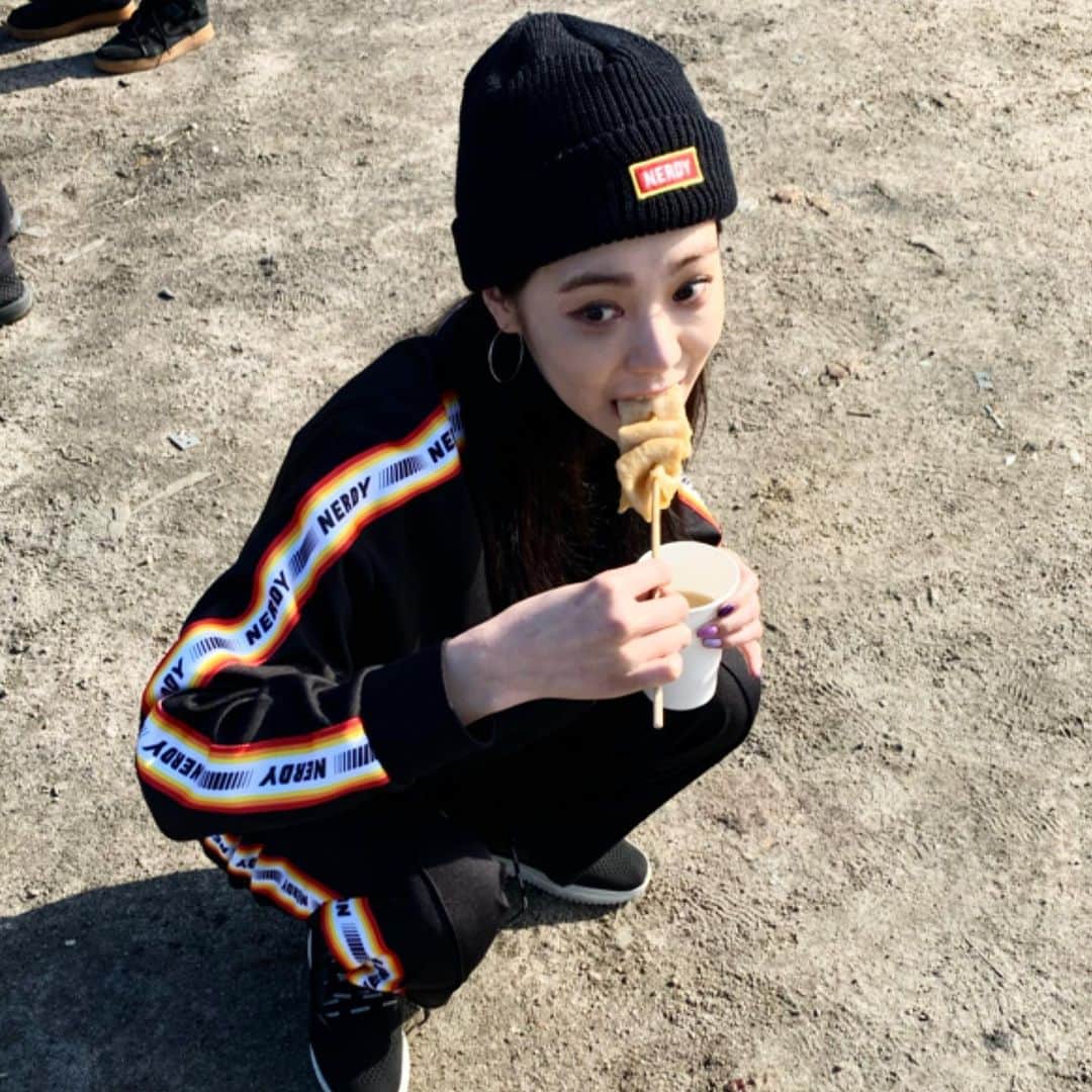 リジ のインスタグラム：「연탄봉사 후 먹는 어묵은  끝장나는군🤍 3개째 올 겨울 따뜻하셔요! #대한민국1도올리기」