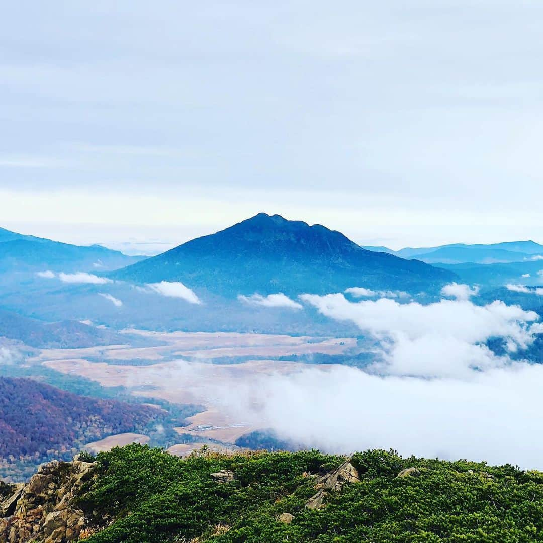 尾瀬旅のインスタグラム：「まるで雲の海を泳いでいるかのような、至仏山。 Photo by　Y.Kogure #尾瀬とtepco　#ozextreme　#尾瀬 #oze #尾瀬旅　#discoveroze  #igtravel #instagramjapan  #山が好きな人と繋がりたい  #ファインダー越しの私の世界　 #japantrip #旅の思い出　 #旅好き　#traveljapan　#綺麗な景色　 #かわいい　#美しい　#自然　 #誰かに見せたい景色 #travel　#travelgram #旅行好きな人と繋がりたい　#自然好き #自然好き　#ハイキング　#hike #雲海 #キリトリセカイ #bestphoto_japan ＃山のある風景 #skycaptures」