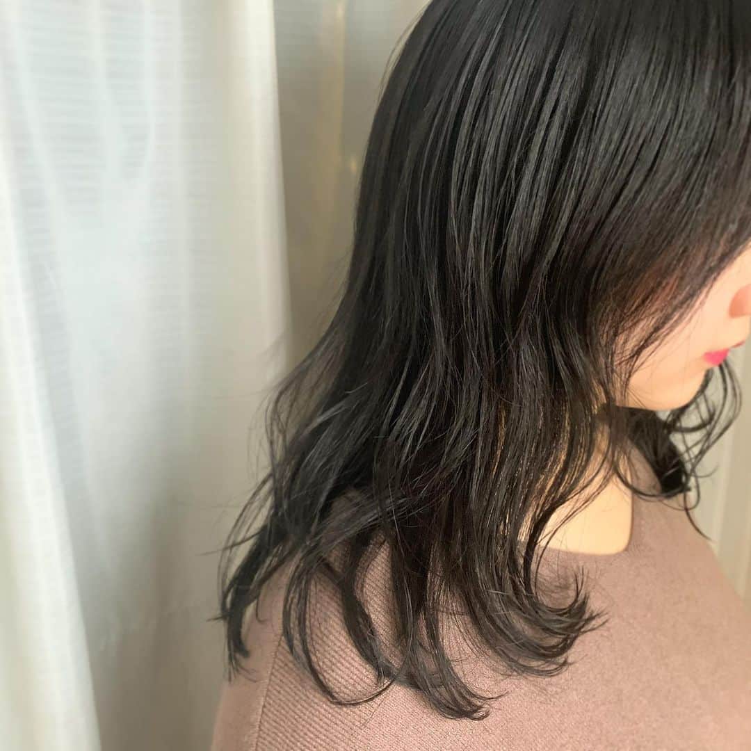 NANA HOSOYAさんのインスタグラム写真 - (NANA HOSOYAInstagram)「黒髪からの初カラー👩🏻✨ ほんのりトーンアップさせつつ赤みが出ないように全力でくすめてます。色落ちでほんのり茶味がでてくるように計算しました、ありがとうございました😊 初めてのカラー、担当させてくださり嬉しいです。❤️❤️」11月26日 13時42分 - nana_hair_tokyo