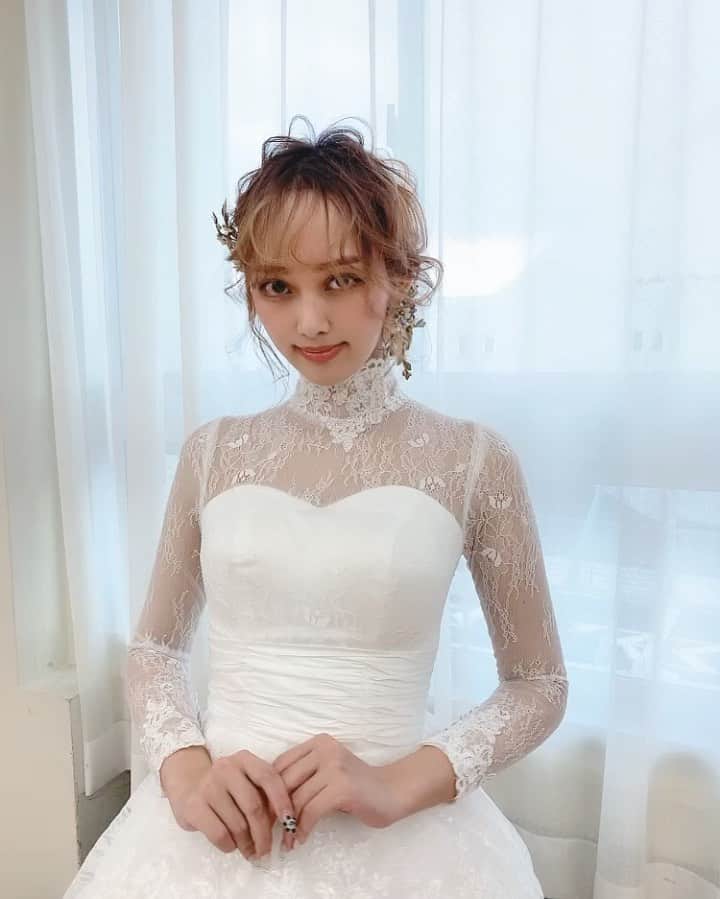 RabichePowのインスタグラム：「日本編みおろし会コンテスト 幹部ヘアーショーの際作った編みおろし❤️ . 思い付きでつくったり、やったことないことしたり ステージではいつも遊んじゃう私だけど 仲良しなりんちゃんが来てくれて とても楽しく最高にかわいい作品が作れたと思います〜 . この日のために @nc_arpeggio  アルペジオさんが作ってくださった ヘアーアクセとイヤーフックは 私の好きなデザインやサイズ感のイメージを 遥かに超えた素晴らしいモノでした！ . 最高の編みおろし会幹部、この会で出会った仲間、 可愛いヘアアクセ、モデルの中で それに負けない最高の技術を追求していきたいと また素晴らしいみなさんに刺激を頂きました。 . ご参加頂いた皆様 たくさん声をかけて頂いたり、 私にまで藤原へのお祝いのメッセージやコメントたくさんありがとうございました😊 @rabichepow.fuuji . 自分の事のように嬉しいです！ . 今後ともラビッシュポーとして 出来ることを探し続けていきたいとおもいますので よろしくお願い申し上げます。 . #rabichepow#ヘアメイク #日本編みおろし会#あみおろし#ヘアアクセサリー#ブライダル#結婚式 .」