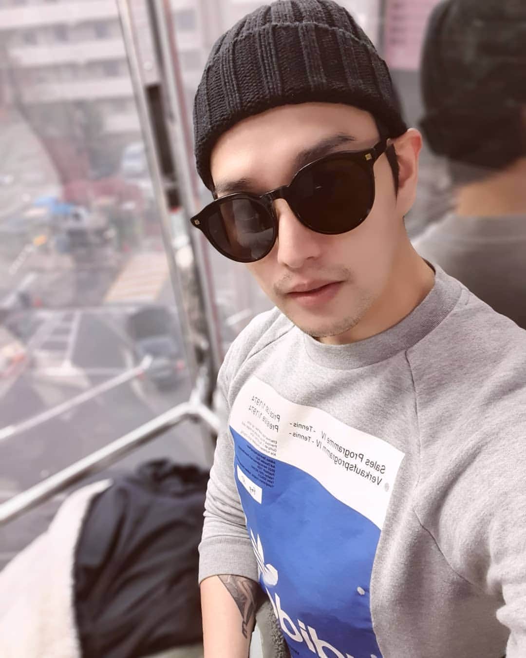 イライのインスタグラム：「Never thought curtain shopping was a thing. But winter is coming and I don't want to pay anymore goddamn gas bills. 🤭❄🍂🌬 . 커튼 쇼핑 이란게 있는지 몰랐네. 하지만 겨울이 오고있습니당. 그리고 도시가스비 좀 줄이고싶네요 ㅎㅎㅎ 🤭❄🍂🌬 . #Eli #Kim #일라이 #커튼 #curtain #shopping #wintercurtains #서귀포더시크릿 #춥다추워 #winteriscoming #cold #감기조심 #수염기르기 #페인상태 #ssolux #sunglasses #heatersinkorearunongas #incaseyoudidntknow #hehe」