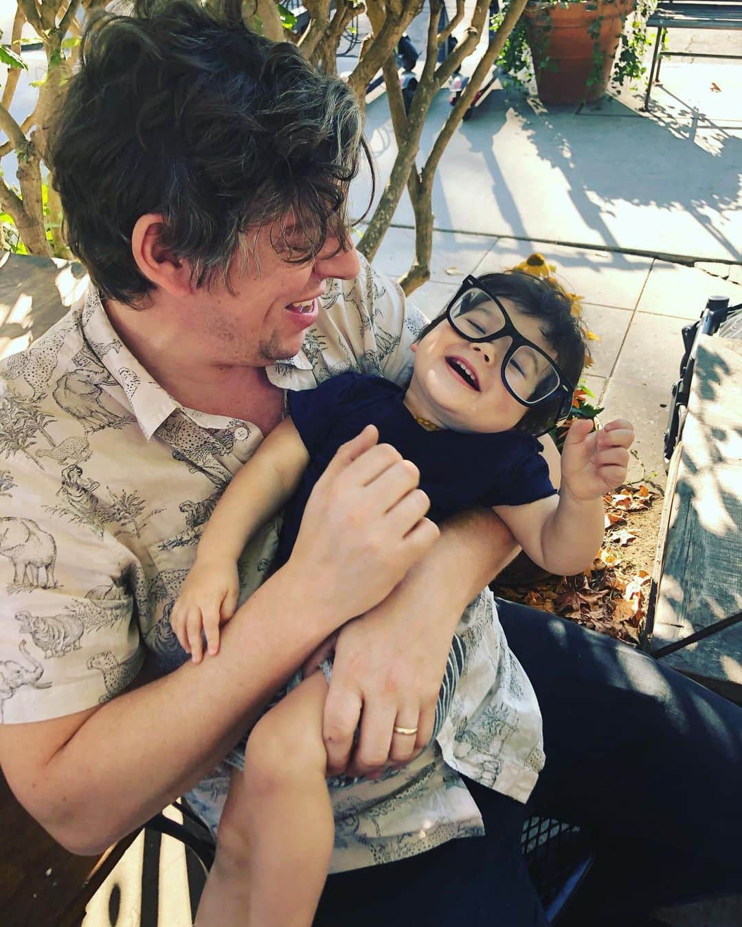 ミシェル・ブランチのインスタグラム：「Home again with these two hambones ❤️ 🍖」