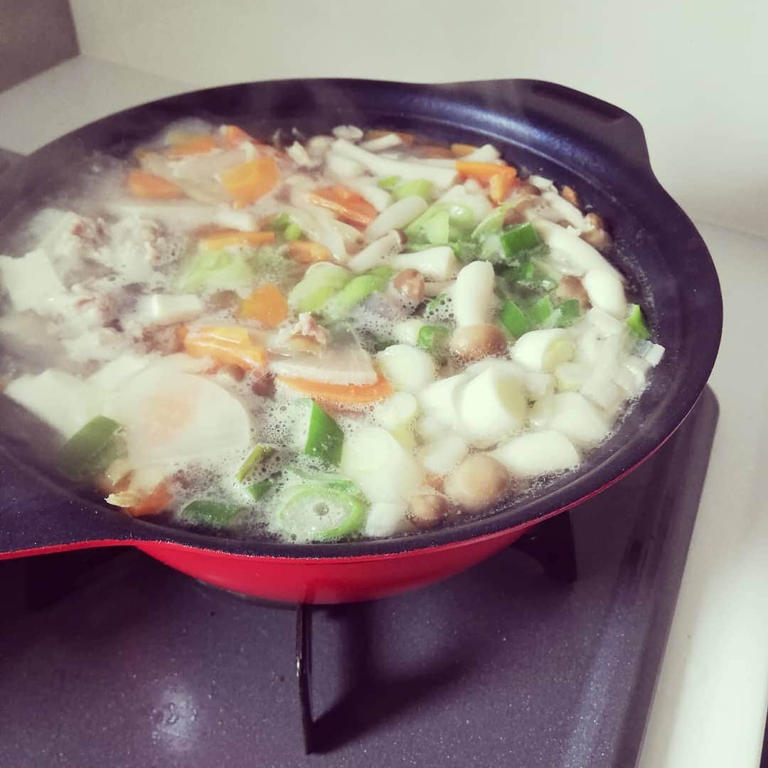 松本隆博のインスタグラム：「。 仕事ひと段落。 豚汁が食べたくなり 作ってます……ちょい 多すぎかヽ(^o^)丿」