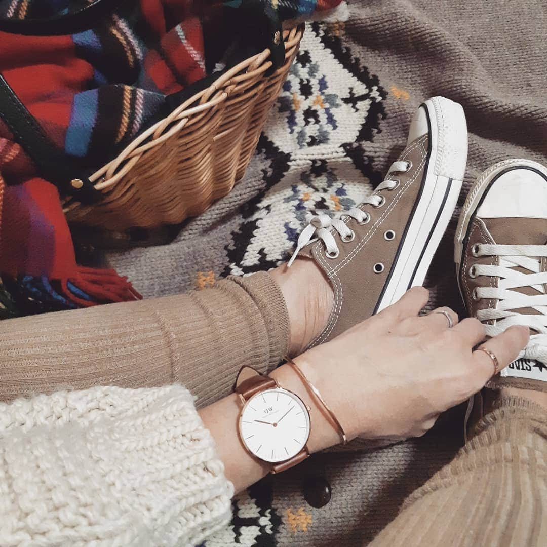 acoさんのインスタグラム写真 - (acoInstagram)「★☆★ .  ブラウンコーデの#手元 🐿️ @danielwellington . . . ❥︎:❥︎ ダニエルウェリントン2019年最大のブラックフライデー期間限定セールがスタート 11/25～12/2期間中、 ◾腕時計とアクセサリー or ストラップの購入で30%off ◾数量限定、一部の商品が50%off . ◾ギフトラッピング無料🎁 . ◾下記15%OFFクーポンコード併用可能 . ❥︎:❥︎15%offクーポンコード ｢acoaco｣ DW公式直営店と公式サイトで使用可能です . https://www.danielwellington.com/jp * * ⌚/DW CLASSIC ST MAWES 36mm 💍/DW CLASSIC RING GOLD . 👟/CONVERSE leggings/UNIQLO cardigan/titivate * * #ダニエルウェリントン#DW新作 #pr#DW手元ルックス#手元コーデ#手元倶楽部#秋コーデ#danielwellington#dw#腕時計#女子力up#⌚#腕時計くら部#watch #ギフト」11月26日 14時06分 - happy_acoaco