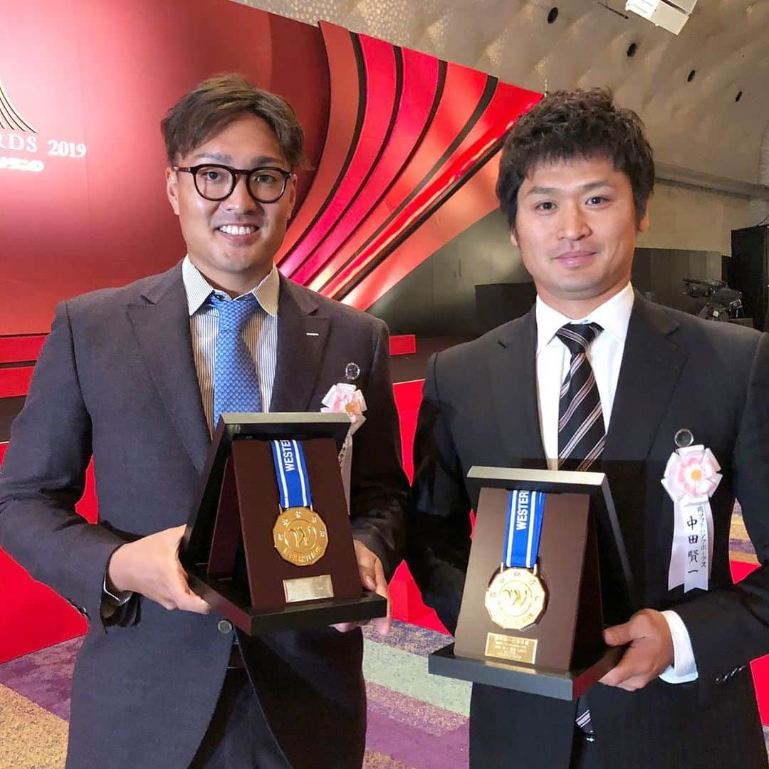 阪神タイガースさんのインスタグラム写真 - (阪神タイガースInstagram)「今日は都内でNPB AWARDS 2019が開催されます！第1部のファーム表彰式で秋山投手がウエスタン・リーグ最多勝利投手勝利賞で表彰されました✨ #秋山拓巳 選手 #最多勝利投手賞 #ウエスタンリーグ  来年からチームメイトの #中田賢一 選手も #最優秀防御率投手賞 と #勝率第1位投手賞 を受賞 #おめでとうございます‼️ #阪神タイガース」11月26日 14時18分 - hanshintigers_official