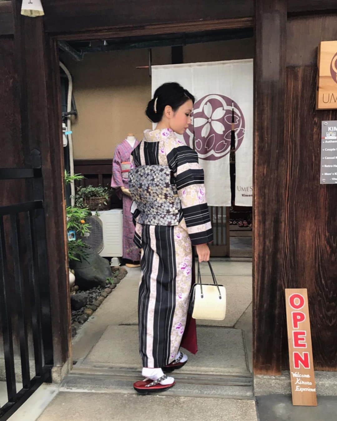 mahoさんのインスタグラム写真 - (mahoInstagram)「(*´꒳`*)🌸横にスワイプしてね👉 。 さて… @umesakura_kyoto #umesakura の#着物　👘を着て… 。 。 京都散策　へ(　≖´౪≖｀)🌸 行きたかったところに… 。 。 写真は#umesakura のお店の前と玄関！ 。 。 今回#着物　は濃い色味のカラーで 縦ラインも入り和✖︎洋の#着物　風🙋‍♀️ 。 。 いつも薄いカラー　を選びがちだったけど… カッコいい感じにしてみたよ❤️ 。 。 今回#ヘアアレンジ　は 編み込みだよ🙋‍♀️ 。 。 。 。 さぁー！京都散策　へGO🛫 。 。 。 。 。 。 。 。 。 。 。 。 #umesakura#umesakura_kyoto#着物レンタル#kyoto#京都 #fashion#shooting#fashionmodel  #ootd#カフェ巡り#cafe#肉#居酒屋 #トレーニング#gym#フィットネス#workout#格闘技#パーソナルトレーニング #美容#髪質改善#食べ歩き#痩身 #東京#恵比寿#梅田#三宮#祇園」11月26日 14時11分 - i.0ff1cia1._.m.ah.0