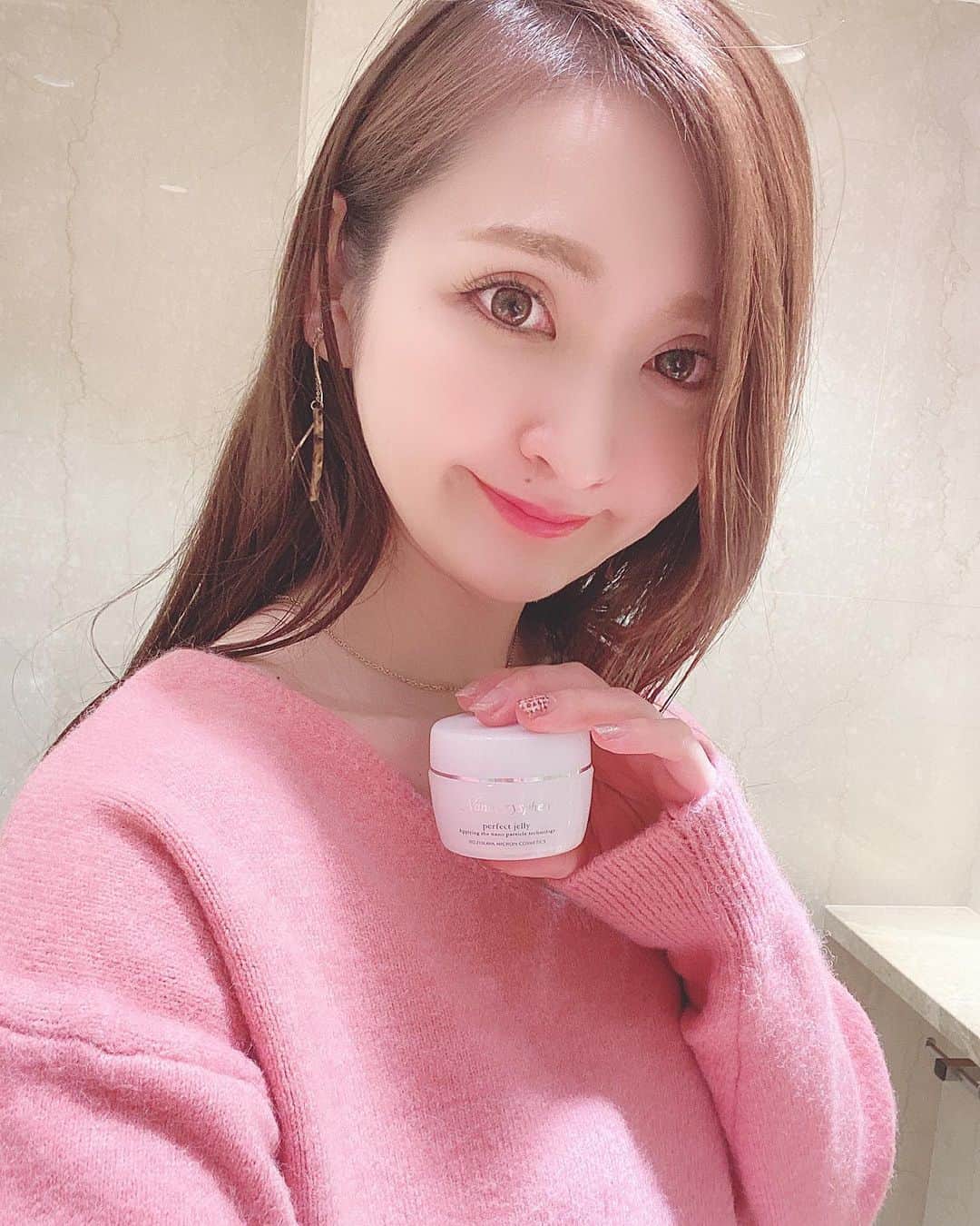 のインスタグラム：「@nanocrysphere_official のパーフェクトジェリー☻ オールインワンジェルだから、洗顔後これだけでいいので疲れ切った日でもスキンケアがすぐ済むのが嬉しい😊✨ . あとスペシャルケアとして、夜寝る前ジェルを多めにのせて寝ると翌朝お肌がぷるっぷるになってるの✨ ジェルだけどベタベタしなくてほんと使いやすくて最近はずっとこれです✨🥰 . . 今プレゼントキャンペーンを実施しているのでスワイプして画像の詳細に沿って参加してみてね✌️ ・ #まるでパーフェクトジェリーのような #ナノクリスフェア #nanocryspere #パーフェクトジェリー#PR」