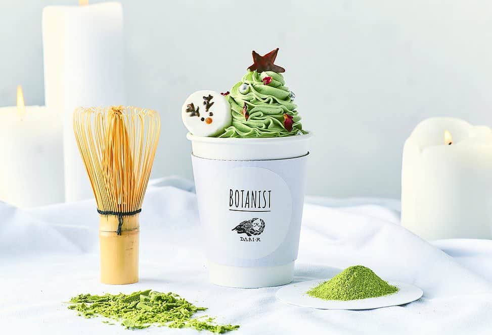 BOTANIST GLOBALさんのインスタグラム写真 - (BOTANIST GLOBALInstagram)「From 1st December you can find our Hot Chocolate at BOTANIST Tokyo in Omotesando. Perfect for the season! Enjoy the flavor combinations of matcha and cacao. The topping looks like a Christmas tree! You can choose your own topping and decorate the tree how you like. ⠀⠀ The chocolate is a Bean to Bar chocolate from chocolate shop Dari K in Kyoto. A chocolate with deep flavors made from Indonesian cacao beans. Dari K has previously participated in the world's largest chocolate festival, "Salon du Chocolat”. ⠀⠀ 【BOTANIST × Dari K 】 Holiday Hot Chocolate - Cacao / Matcha 800 Yen ⠀⠀ “Changing the world through cacao.” A Bean to Bar Chocolatier that manages everything from the cultivation of cacao beans in Indonesia to delivering the finished product to its consumers. Following the SDGs *, aiming to deliver ethical chocolate that will satisfy both tongue and mind. ⠀ * SDGs is an abbreviation for “Sustainable Development Goals” and is the common goal set for the international community to solve global problems.⠀ ⠀ Stay Simple. Live Simple. #BOTANIST ⠀ 🛀@botanist_official 🗼@botanist_tokyo 🇨🇳@botanist_chinese」11月26日 14時19分 - botanist_global