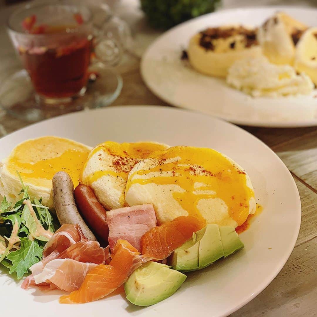 柴小聖さんのインスタグラム写真 - (柴小聖Instagram)「フラッフィーパンケーキ&カフェさんへ🍰  地元栃木県の食材を使用し、ここでしか出会えない『理想のふわふわ』を追求したパンケーキ。 お食事＆スイーツパンケーキをはじめ、フレッシュフルーツカクテルや生ビールもあり昼夜問わず◎ ブックカフェでもあり目の前のTSUTAYAさんの雑誌を持ち込んでよむのも素敵でした♫  ここは実は何度も行ってる地元の大好きな場所です💓  #cafe #cafestagram #coffee #pancakes #dessert #ootd #sweet #instagood #instagram #instalike #instafood #fashion #book #foodstagram #follow  #フラッフィーパンケーキ #フラッフィーパンケーキ&カフェ小山 #パンケーキ #パンケーキ栃木 #pr #コラボベース」11月26日 14時20分 - konona.official