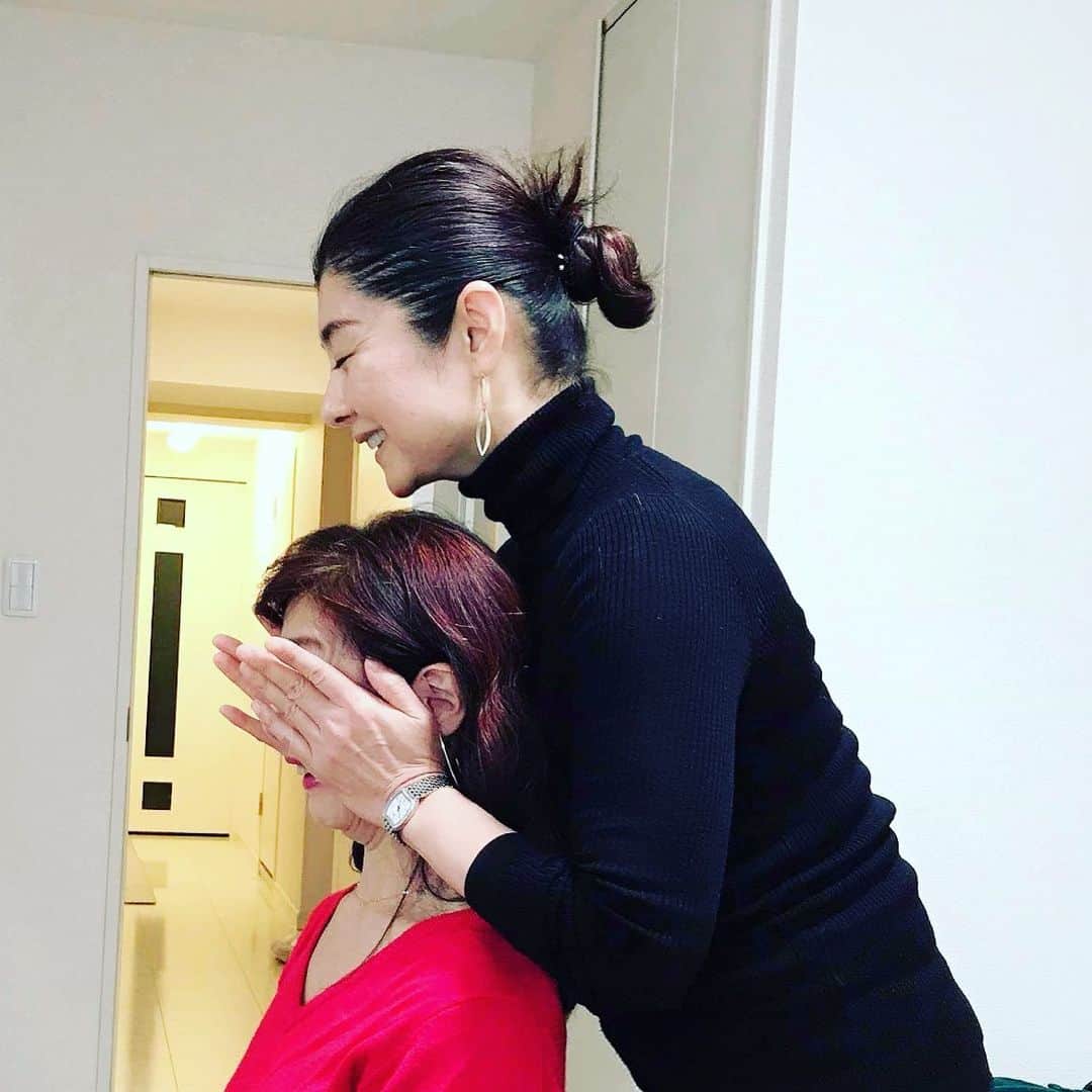 間々田佳子のインスタグラム：「私はアドバイスするだけ！✨ ここをね！こう動かすと あなたの顔は更にキュッと引き締まりますよ〜！ そのコツを みなさんが一生懸命掴もうとしてくれることが 何より嬉しい‼️✨ 昨日は定期的に開催される みなさん達のお勉強会でした！ 盛り上がりました。楽しかった。ありがとうございました😊✨ #間々田佳子 #表情筋研究家 #フェイスクリエイター」