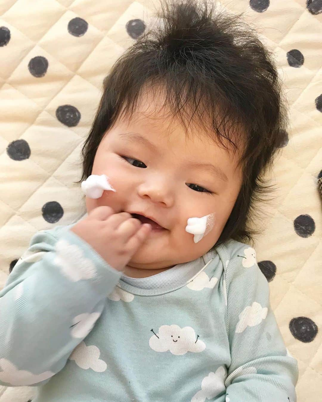 Fam's Baby ファムズベビーさんのインスタグラム写真 - (Fam's Baby ファムズベビーInstagram)「嬉しいお言葉ありがとうございます😭✨ 一緒に喜んでしまいました😭✨ 全国たくさんのママさんが悩んでいるかと思いますので、お役に立てれて幸せです✨ ・ ・ #赤ちゃん用品#赤ちゃん本舗#母子手帳 ・ ・ #Repost @riku_h423 ・・・ 2週間前突然荒れ始めたホッペ💧 乳児湿疹以来のお肌の荒れ・・・離乳食も始まって口周り拭く機会も多いし乾燥する季節来たからなぁ・・と思っていつもアロベビーつけてるんだけどしっかり保湿しようとバーユ塗ったけどダメ・・・ 赤み出てきたからセサミオイルとカレンデュラオイルつけて少しよくなったと思ったらまた荒れる・・・・ 眠くなると顔こするしで摩擦でどんどん悪化して💦アトピーっぽい照りもあって凸凹してて皮もめくれて荒れに荒れてる・・これはもう皮膚科行くべきか・・・？と考えてました💦  元エステティシャン現セラピストだからこそ皮膚科で貰う薬のリスクも知ってて・・ 根本から完治させるなら・・・将来の事考えるなら薬に頼らない方がいいというのも知ってるからこそ どうにか薬無しで良くならないか調べに調べました💧  何を試してもダメなら皮膚科行こう・・・ と思い旅行に行く前に見つけたスキンケア商品を注文！ 旅行いって温泉の泉質が合ってるのか赤みは引いたけどやっぱ眠くなると顔をこするから荒れる・・・ 旅行から帰宅して届いた！！！ @famsbaby ！これだけでも良いと書いてあるけどあまりにも乾燥してるからいつものケアの最後につけました♪ そしたら翌日から赤みが引いてる！ 1週間は試してと書いてあるんだけど明日で1週間・・・・ツルツルお肌が帰ってきた〜😭 赤みが酷かったから色素沈着しちゃったけど赤ちゃんなら早いターンオーバーですぐ綺麗になるでしょう♪♪ よかった😭これはお肌を色々な刺激（摩擦、ハウスダスト、花粉etc.....）からバリア！！ 保護をする事で自然治癒力に頼ってお肌を改善していくケア商品♪♪ これ！自然治癒力ってのが大事！！！！ 昨日インスタの広告にも出てるやつだと知りました♪ 肌を守ってくれる物だから例えば大人でも靴擦れとかのケアに良いみたい♪ 最近は靴擦れする靴履かないけどいつかなったら試そ♪ ファムズベビーの回し者か！！ってくらいですが本当感動😭感謝😭 乳児湿疹の時から知りたかった〜！ アトピーとかだったら根本改善は体の中からだけど赤ちゃんはまだお肌のバリア機能も高くないからちょっとしたホコリや花粉や空気にある成分で荒れたり なによりお肌を容赦なく擦る・・・ アレルギーって口からよりもお肌からの方が影響あるっていうのが最近わかったらしいので・・ これからも愛用決定✧˖◡̈⃝°˖* 肌弱い姪にも教えてあげたい♪  6枚目:1週間前 5枚目:温泉後 4枚目:ファムズベビー塗った翌朝 3枚目:今日の朝✧˖◡̈⃝°˖* 、、 、 #生後216日#生後7ヶ月 #最後の平成生まれ #平成31年生まれ#平成最後のべビー #4月生まれ#4月23日生まれ#男の子ママ#育児#子育て#babyboy#baby #jpanesebaby#静岡ママ#ママリ#赤ちゃん#肌荒れ#アトピー#乳児湿疹#ファムズベビー#famsbaby #ベビースキンケア」11月26日 14時31分 - famsbaby