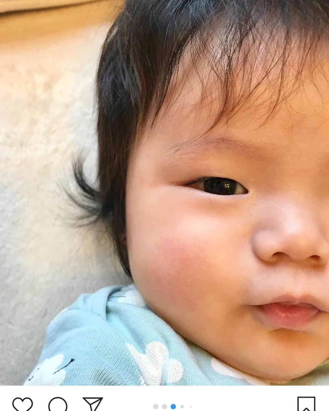 Fam's Baby ファムズベビーさんのインスタグラム写真 - (Fam's Baby ファムズベビーInstagram)「嬉しいお言葉ありがとうございます😭✨ 一緒に喜んでしまいました😭✨ 全国たくさんのママさんが悩んでいるかと思いますので、お役に立てれて幸せです✨ ・ ・ #赤ちゃん用品#赤ちゃん本舗#母子手帳 ・ ・ #Repost @riku_h423 ・・・ 2週間前突然荒れ始めたホッペ💧 乳児湿疹以来のお肌の荒れ・・・離乳食も始まって口周り拭く機会も多いし乾燥する季節来たからなぁ・・と思っていつもアロベビーつけてるんだけどしっかり保湿しようとバーユ塗ったけどダメ・・・ 赤み出てきたからセサミオイルとカレンデュラオイルつけて少しよくなったと思ったらまた荒れる・・・・ 眠くなると顔こするしで摩擦でどんどん悪化して💦アトピーっぽい照りもあって凸凹してて皮もめくれて荒れに荒れてる・・これはもう皮膚科行くべきか・・・？と考えてました💦  元エステティシャン現セラピストだからこそ皮膚科で貰う薬のリスクも知ってて・・ 根本から完治させるなら・・・将来の事考えるなら薬に頼らない方がいいというのも知ってるからこそ どうにか薬無しで良くならないか調べに調べました💧  何を試してもダメなら皮膚科行こう・・・ と思い旅行に行く前に見つけたスキンケア商品を注文！ 旅行いって温泉の泉質が合ってるのか赤みは引いたけどやっぱ眠くなると顔をこするから荒れる・・・ 旅行から帰宅して届いた！！！ @famsbaby ！これだけでも良いと書いてあるけどあまりにも乾燥してるからいつものケアの最後につけました♪ そしたら翌日から赤みが引いてる！ 1週間は試してと書いてあるんだけど明日で1週間・・・・ツルツルお肌が帰ってきた〜😭 赤みが酷かったから色素沈着しちゃったけど赤ちゃんなら早いターンオーバーですぐ綺麗になるでしょう♪♪ よかった😭これはお肌を色々な刺激（摩擦、ハウスダスト、花粉etc.....）からバリア！！ 保護をする事で自然治癒力に頼ってお肌を改善していくケア商品♪♪ これ！自然治癒力ってのが大事！！！！ 昨日インスタの広告にも出てるやつだと知りました♪ 肌を守ってくれる物だから例えば大人でも靴擦れとかのケアに良いみたい♪ 最近は靴擦れする靴履かないけどいつかなったら試そ♪ ファムズベビーの回し者か！！ってくらいですが本当感動😭感謝😭 乳児湿疹の時から知りたかった〜！ アトピーとかだったら根本改善は体の中からだけど赤ちゃんはまだお肌のバリア機能も高くないからちょっとしたホコリや花粉や空気にある成分で荒れたり なによりお肌を容赦なく擦る・・・ アレルギーって口からよりもお肌からの方が影響あるっていうのが最近わかったらしいので・・ これからも愛用決定✧˖◡̈⃝°˖* 肌弱い姪にも教えてあげたい♪  6枚目:1週間前 5枚目:温泉後 4枚目:ファムズベビー塗った翌朝 3枚目:今日の朝✧˖◡̈⃝°˖* 、、 、 #生後216日#生後7ヶ月 #最後の平成生まれ #平成31年生まれ#平成最後のべビー #4月生まれ#4月23日生まれ#男の子ママ#育児#子育て#babyboy#baby #jpanesebaby#静岡ママ#ママリ#赤ちゃん#肌荒れ#アトピー#乳児湿疹#ファムズベビー#famsbaby #ベビースキンケア」11月26日 14時31分 - famsbaby