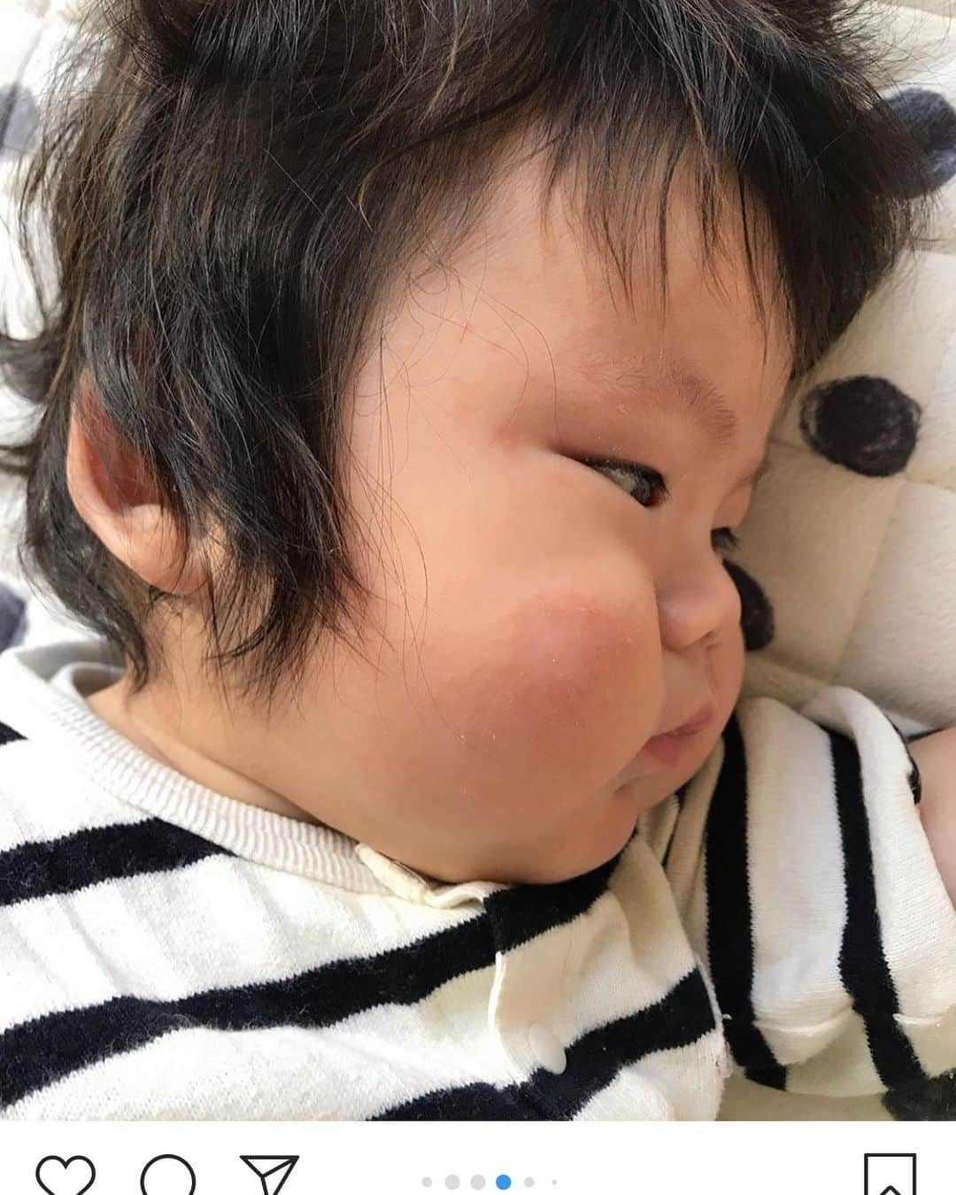 Fam's Baby ファムズベビーさんのインスタグラム写真 - (Fam's Baby ファムズベビーInstagram)「嬉しいお言葉ありがとうございます😭✨ 一緒に喜んでしまいました😭✨ 全国たくさんのママさんが悩んでいるかと思いますので、お役に立てれて幸せです✨ ・ ・ #赤ちゃん用品#赤ちゃん本舗#母子手帳 ・ ・ #Repost @riku_h423 ・・・ 2週間前突然荒れ始めたホッペ💧 乳児湿疹以来のお肌の荒れ・・・離乳食も始まって口周り拭く機会も多いし乾燥する季節来たからなぁ・・と思っていつもアロベビーつけてるんだけどしっかり保湿しようとバーユ塗ったけどダメ・・・ 赤み出てきたからセサミオイルとカレンデュラオイルつけて少しよくなったと思ったらまた荒れる・・・・ 眠くなると顔こするしで摩擦でどんどん悪化して💦アトピーっぽい照りもあって凸凹してて皮もめくれて荒れに荒れてる・・これはもう皮膚科行くべきか・・・？と考えてました💦  元エステティシャン現セラピストだからこそ皮膚科で貰う薬のリスクも知ってて・・ 根本から完治させるなら・・・将来の事考えるなら薬に頼らない方がいいというのも知ってるからこそ どうにか薬無しで良くならないか調べに調べました💧  何を試してもダメなら皮膚科行こう・・・ と思い旅行に行く前に見つけたスキンケア商品を注文！ 旅行いって温泉の泉質が合ってるのか赤みは引いたけどやっぱ眠くなると顔をこするから荒れる・・・ 旅行から帰宅して届いた！！！ @famsbaby ！これだけでも良いと書いてあるけどあまりにも乾燥してるからいつものケアの最後につけました♪ そしたら翌日から赤みが引いてる！ 1週間は試してと書いてあるんだけど明日で1週間・・・・ツルツルお肌が帰ってきた〜😭 赤みが酷かったから色素沈着しちゃったけど赤ちゃんなら早いターンオーバーですぐ綺麗になるでしょう♪♪ よかった😭これはお肌を色々な刺激（摩擦、ハウスダスト、花粉etc.....）からバリア！！ 保護をする事で自然治癒力に頼ってお肌を改善していくケア商品♪♪ これ！自然治癒力ってのが大事！！！！ 昨日インスタの広告にも出てるやつだと知りました♪ 肌を守ってくれる物だから例えば大人でも靴擦れとかのケアに良いみたい♪ 最近は靴擦れする靴履かないけどいつかなったら試そ♪ ファムズベビーの回し者か！！ってくらいですが本当感動😭感謝😭 乳児湿疹の時から知りたかった〜！ アトピーとかだったら根本改善は体の中からだけど赤ちゃんはまだお肌のバリア機能も高くないからちょっとしたホコリや花粉や空気にある成分で荒れたり なによりお肌を容赦なく擦る・・・ アレルギーって口からよりもお肌からの方が影響あるっていうのが最近わかったらしいので・・ これからも愛用決定✧˖◡̈⃝°˖* 肌弱い姪にも教えてあげたい♪  6枚目:1週間前 5枚目:温泉後 4枚目:ファムズベビー塗った翌朝 3枚目:今日の朝✧˖◡̈⃝°˖* 、、 、 #生後216日#生後7ヶ月 #最後の平成生まれ #平成31年生まれ#平成最後のべビー #4月生まれ#4月23日生まれ#男の子ママ#育児#子育て#babyboy#baby #jpanesebaby#静岡ママ#ママリ#赤ちゃん#肌荒れ#アトピー#乳児湿疹#ファムズベビー#famsbaby #ベビースキンケア」11月26日 14時31分 - famsbaby