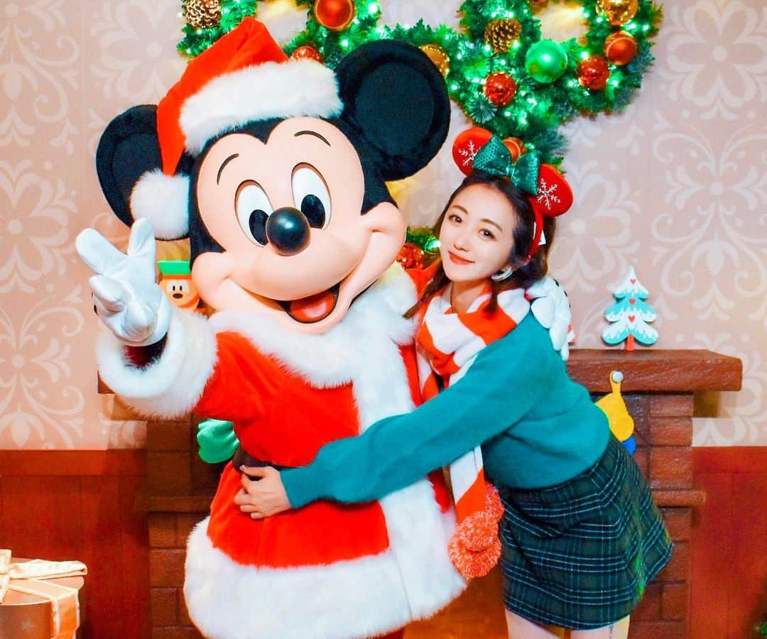 中島絢乃さんのインスタグラム写真 - (中島絢乃Instagram)「🇭🇰🎄🎅🏻﻿ ﻿ ﻿ ﻿ こんなイケメンかわいいサンタさん、﻿ こちらがプレゼントあげたくなっちゃうわ🤣💕🤲🏻 ﻿ ﻿ ✔︎グリ動画は既に投稿済みです！🐭❤️﻿ 背景になっているお部屋も可愛いので﻿ 見てみてね！👀✨﻿ ﻿ ﻿ …あああ！！！！うん！！！﻿ 本当に会えてよかった…！！！！😭❤️🙏🏻﻿ ﻿ ﻿ ﻿ ﻿ ﻿ ﻿ ﻿ ﻿ 東京・上海のリクエストも来ているので、﻿ そろそろ香港上海東京ディズニーの投稿が﻿ 混ざり始めると思います！！🤯🌈💫﻿ ﻿ なので、位置情報で見分けてねー！🧐💫🔎﻿ (普通にカフェやコーデも引き続き載せます🤘🏻) ﻿ ❤︎❤︎❤︎❤︎❤︎❤︎❤︎❤︎❤︎❤︎❤︎❤︎❤︎❤︎❤︎﻿ #sponsored @hkdisneyland ﻿ #disneysisters_jp#中島絢乃的香港🇭🇰✈️」11月26日 14時34分 - nakajima_ayano