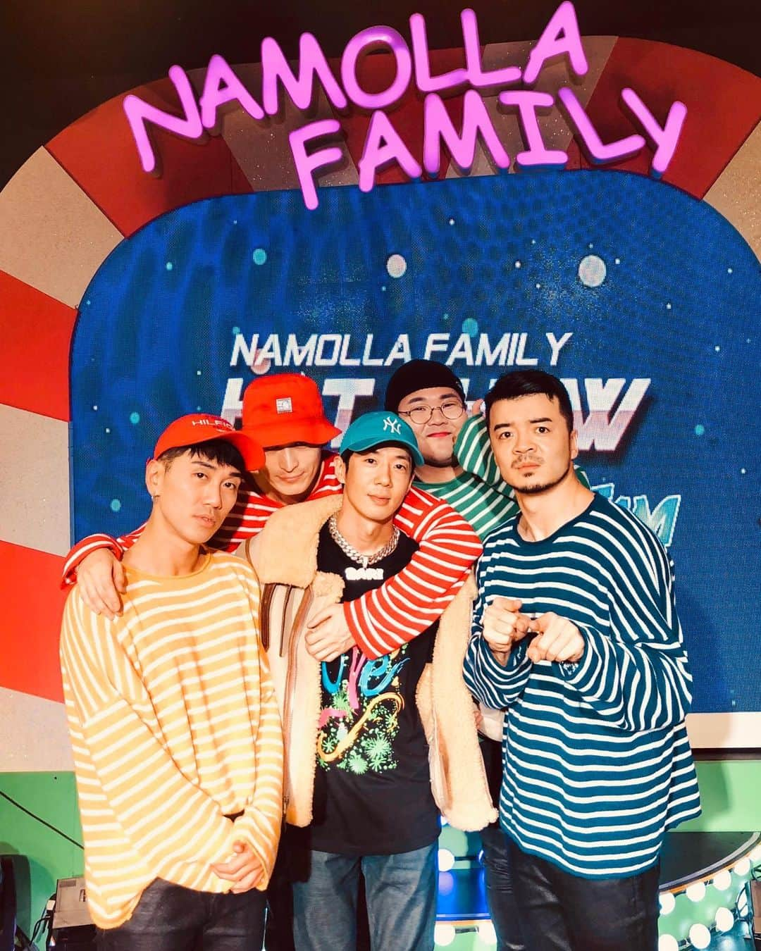 ダリ のインスタグラム：「NAMOLLAFAMILIA👑 @namolla_f @mr_kko_ @binskim @gagjinbeom  #예술깡패 #나몰라패밀리 #핫쇼 두시간웃다가 배에왕자 만들고가요~^^ 핫쇼!!꼭 보러 가세요🤜🤛」